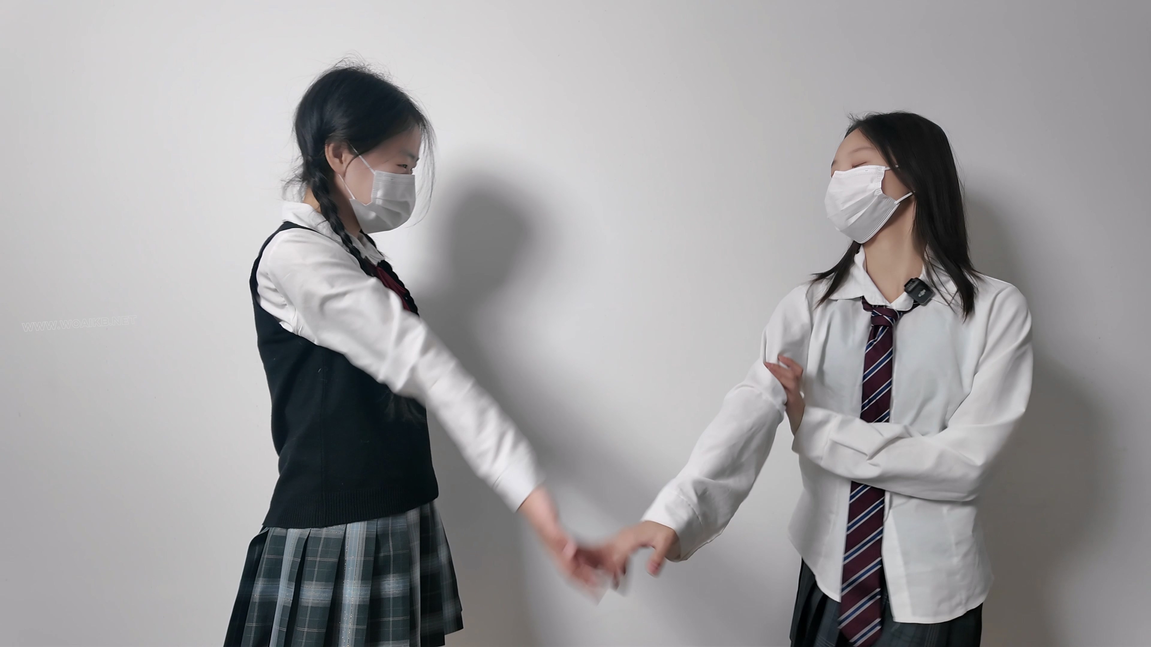 姐妹调教，jk黑丝梦婷被霜喵盘腿缚绑到床上，只能被迫接受tk，电击贴，棒棒骚扰，…