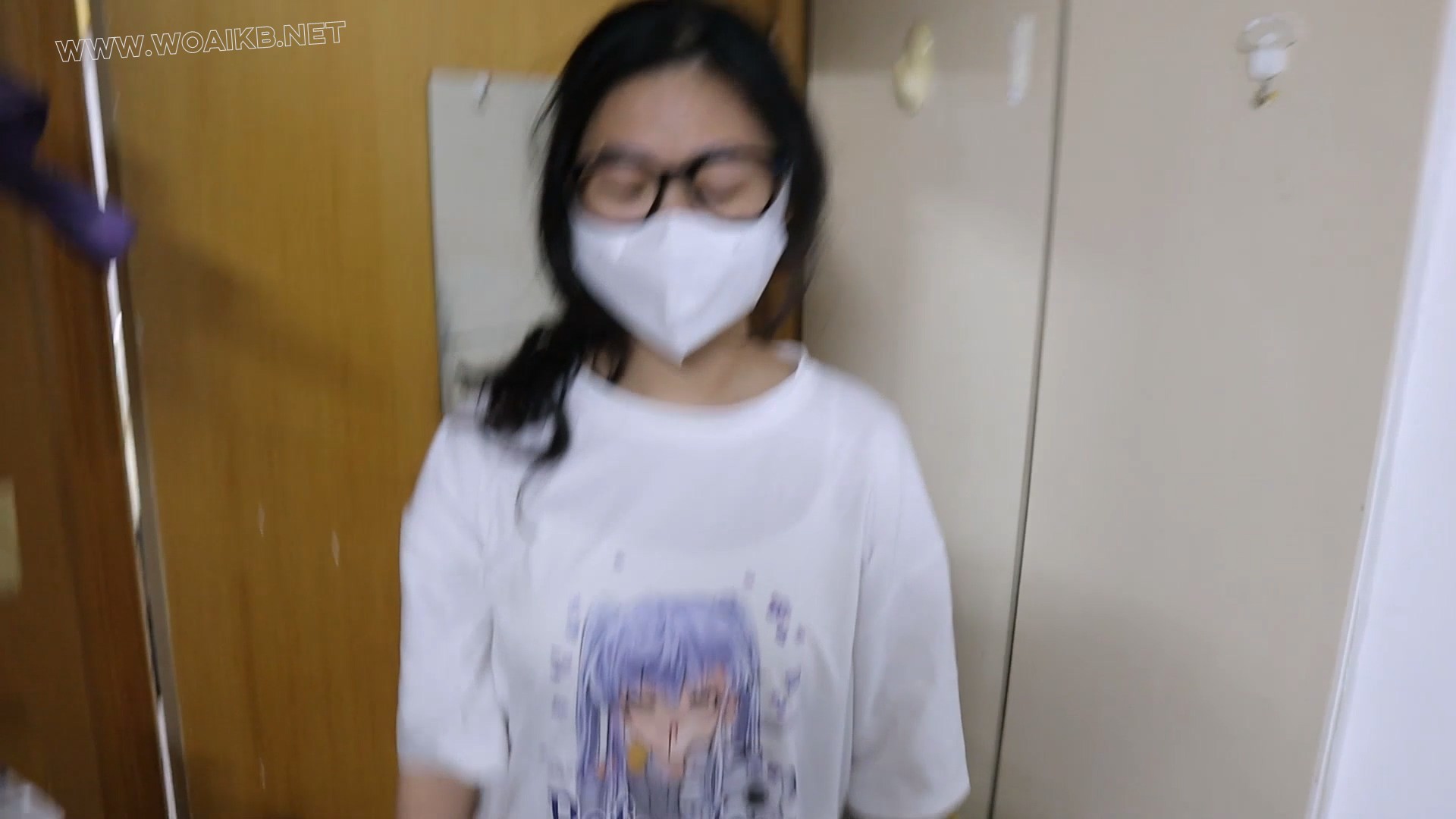 【优异眼镜少女兼职的噩梦】虞琳是一名想兼职模特的高挑女学生,来到拍摄房间里,…
