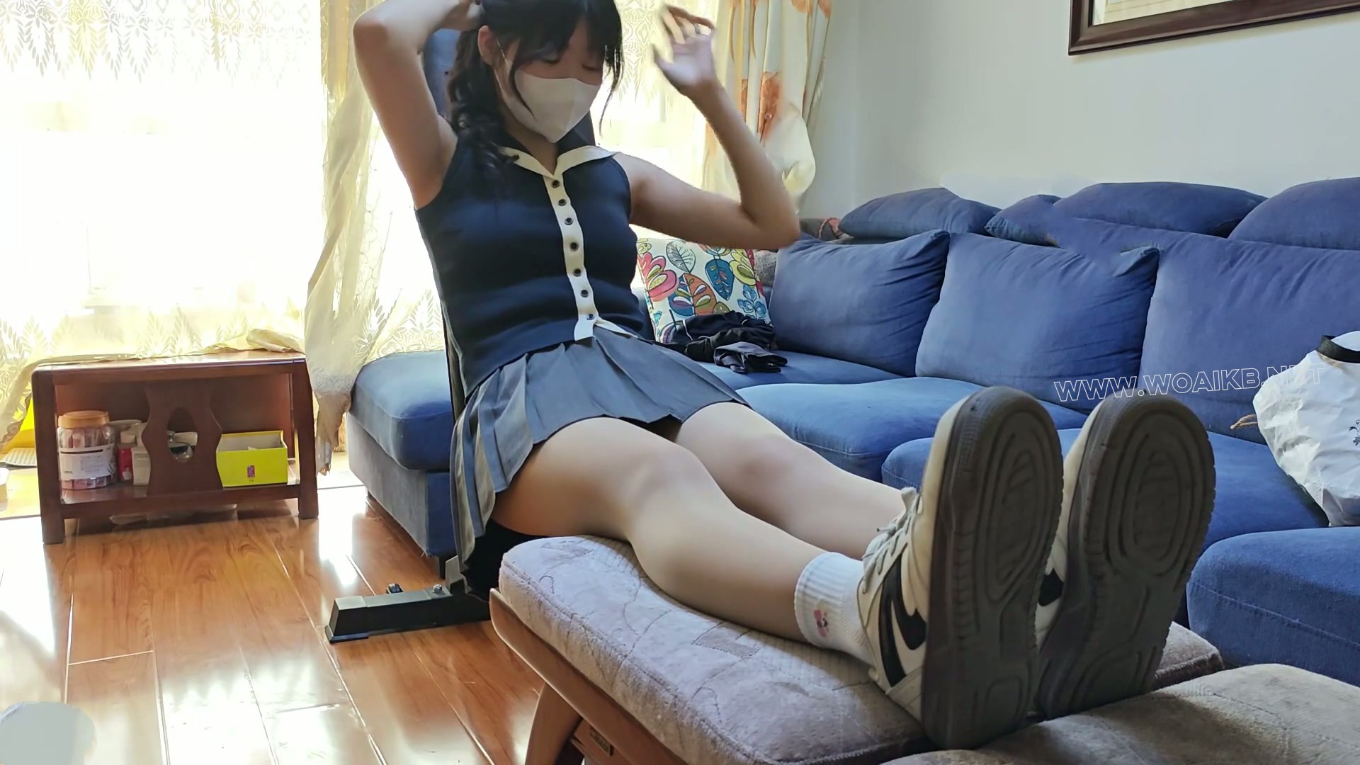 蛋糕老虎凳tk挠痒 背心短裙白袜运动鞋 全程聊天