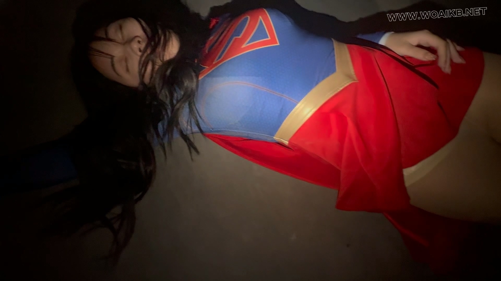 TK强制玩弄能量尽失女超人 意获野生女超人