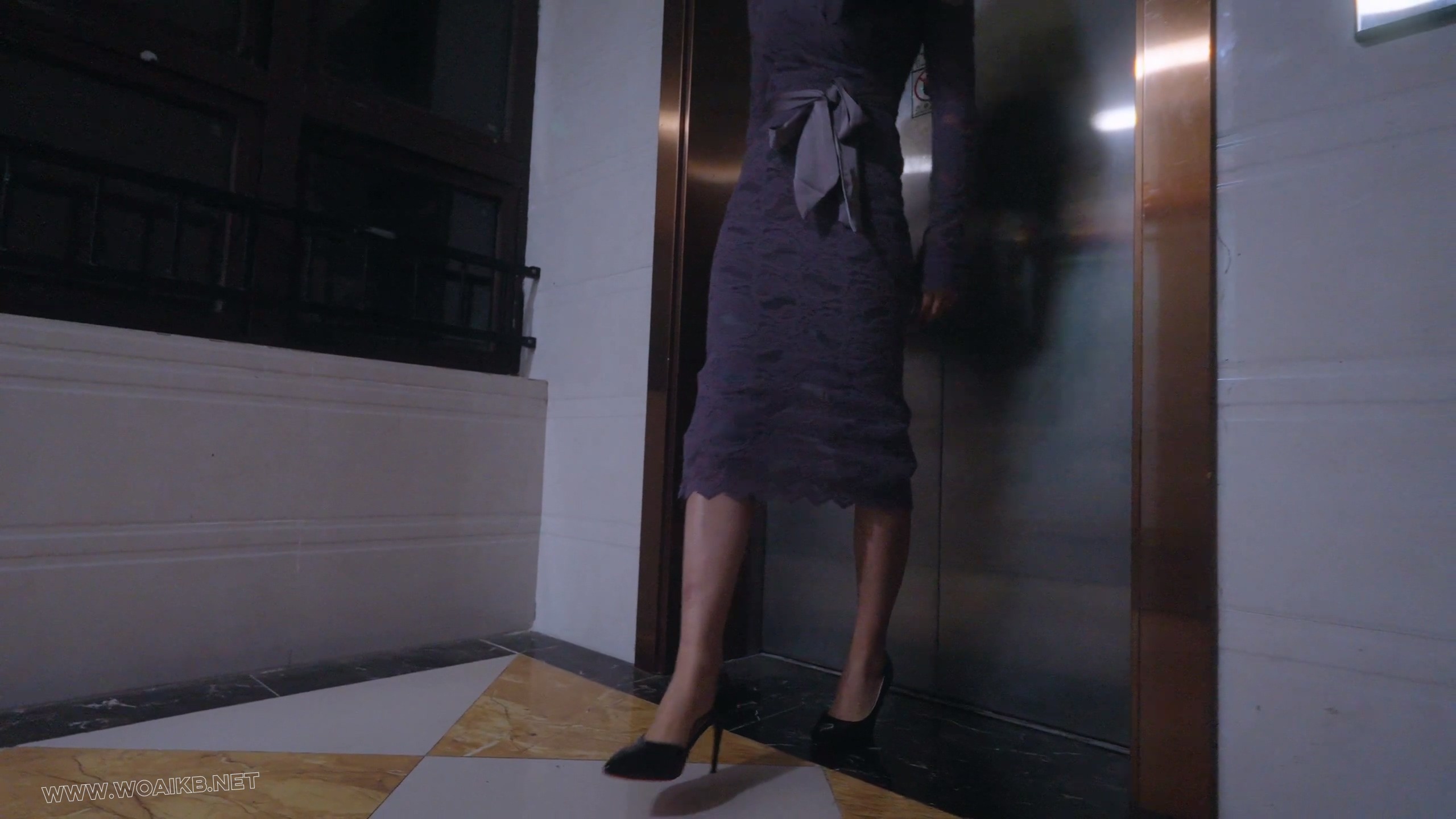 《狩猎日记之下班的少妇》黑丝少妇回家，遭陌生男捂晕。直臂捆绑，塞上假阳口罩，…