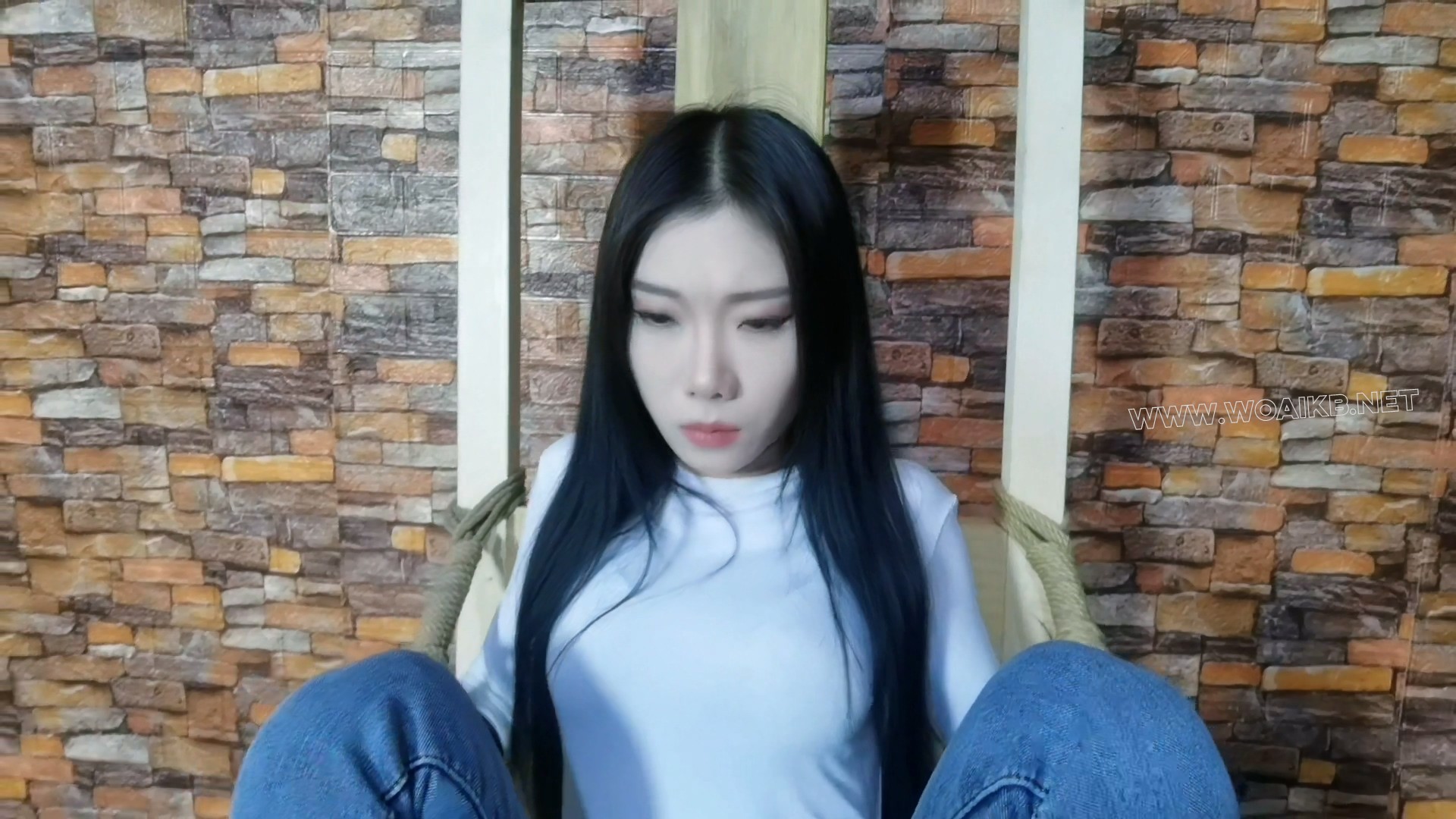 把月仙儿禁锢在刑椅上,y部扎满钢针,3样玩具同时骚操作,最终经不住折磨潮喷至昏死过去