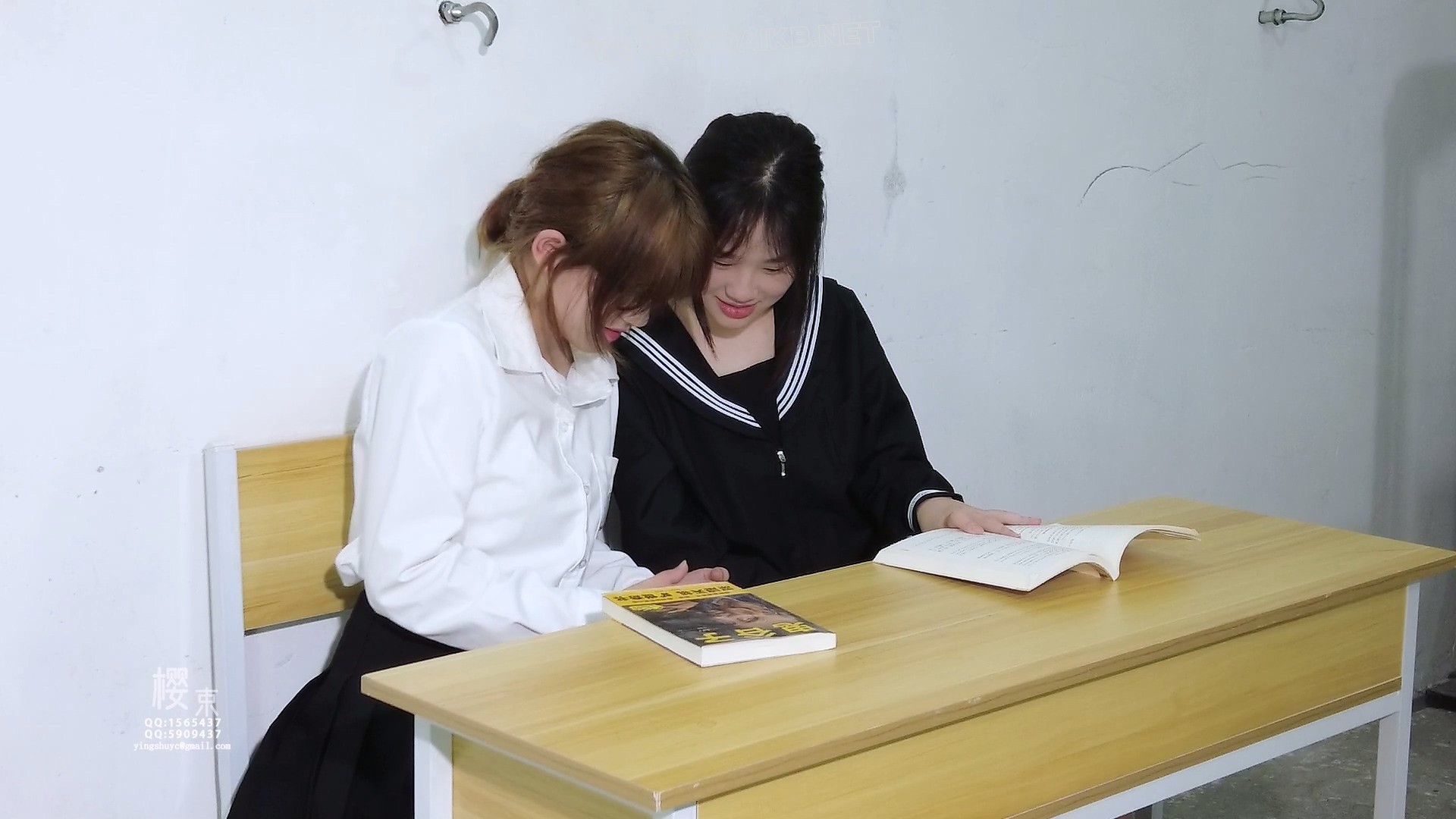 苏颖李慧两个叛逆女学生被老师惩罚深蹲、马步！让两人相互挠脚心惩罚求饶！ 《叛逆…