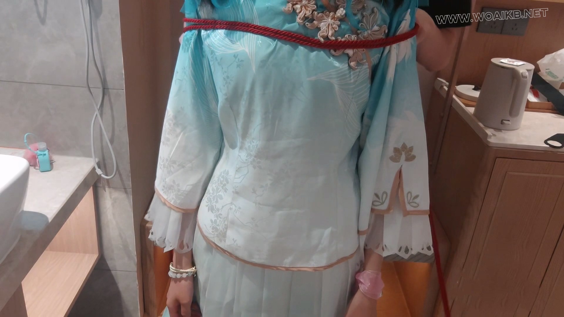 霄酱西施诗语江南cos +过膝白丝，捆绑过程+衣柜上蜷缩振动展示白丝，然后跪在上面…