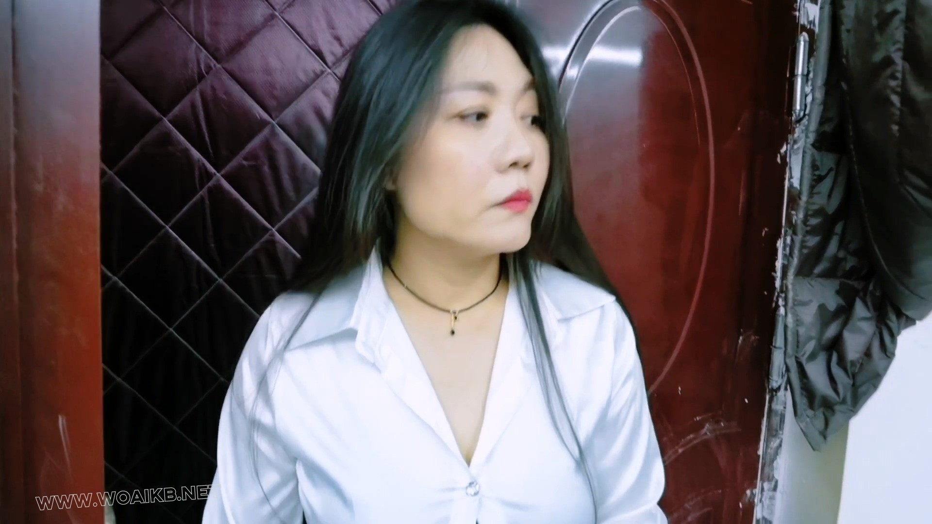 误入房间的女人贩子惨遭无情折磨,电动股绳机威力太大了,一会将她折磨地晕死过去