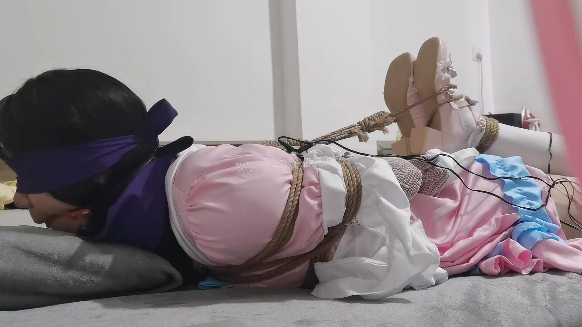 粉红小女仆的极限驷马捆缚