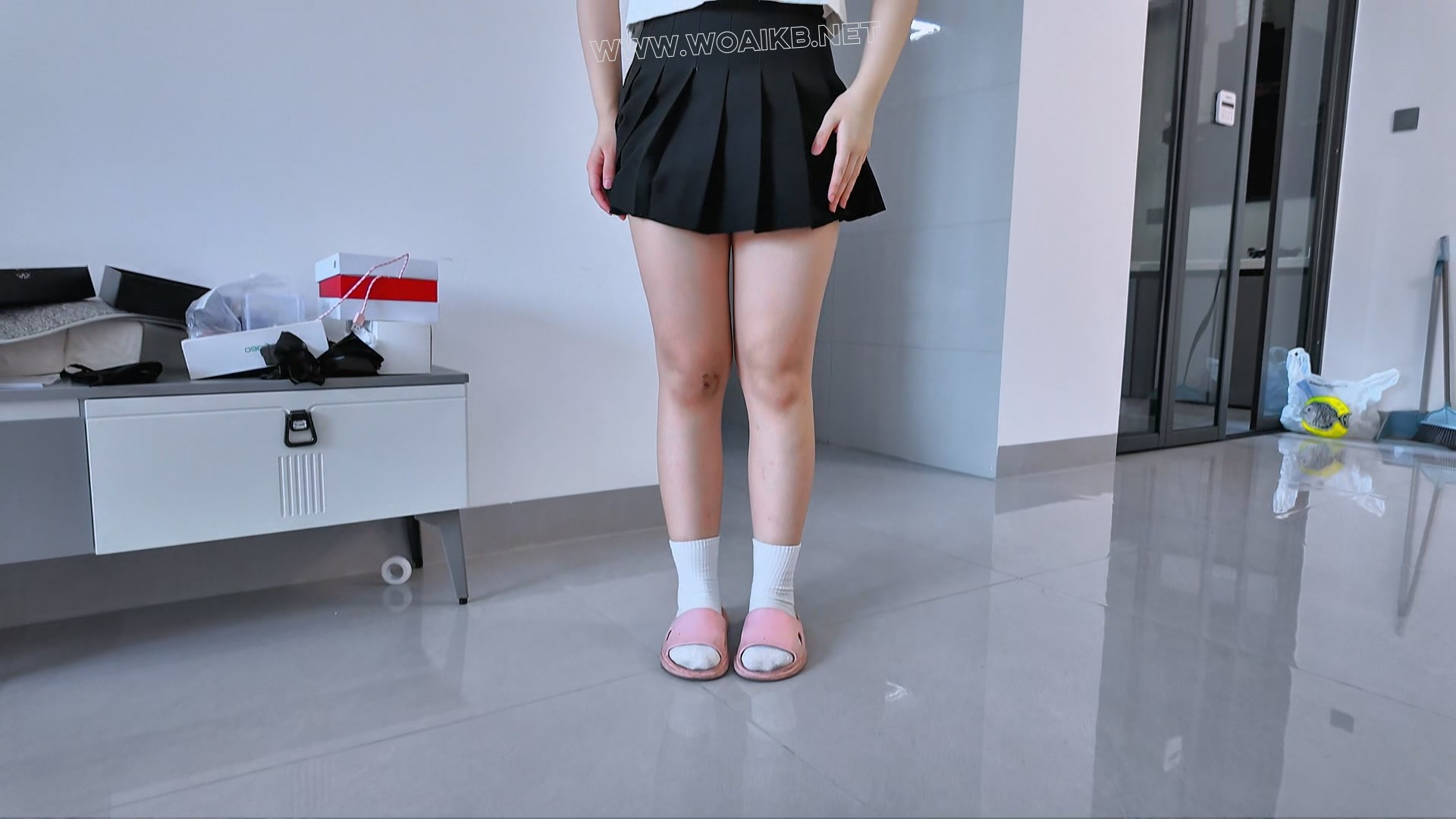 她回来了，双马尾粉色JK+肉丝棉袜，狗爬，绑椅子上小玩具，爽后吊手继续，小萝莉反…