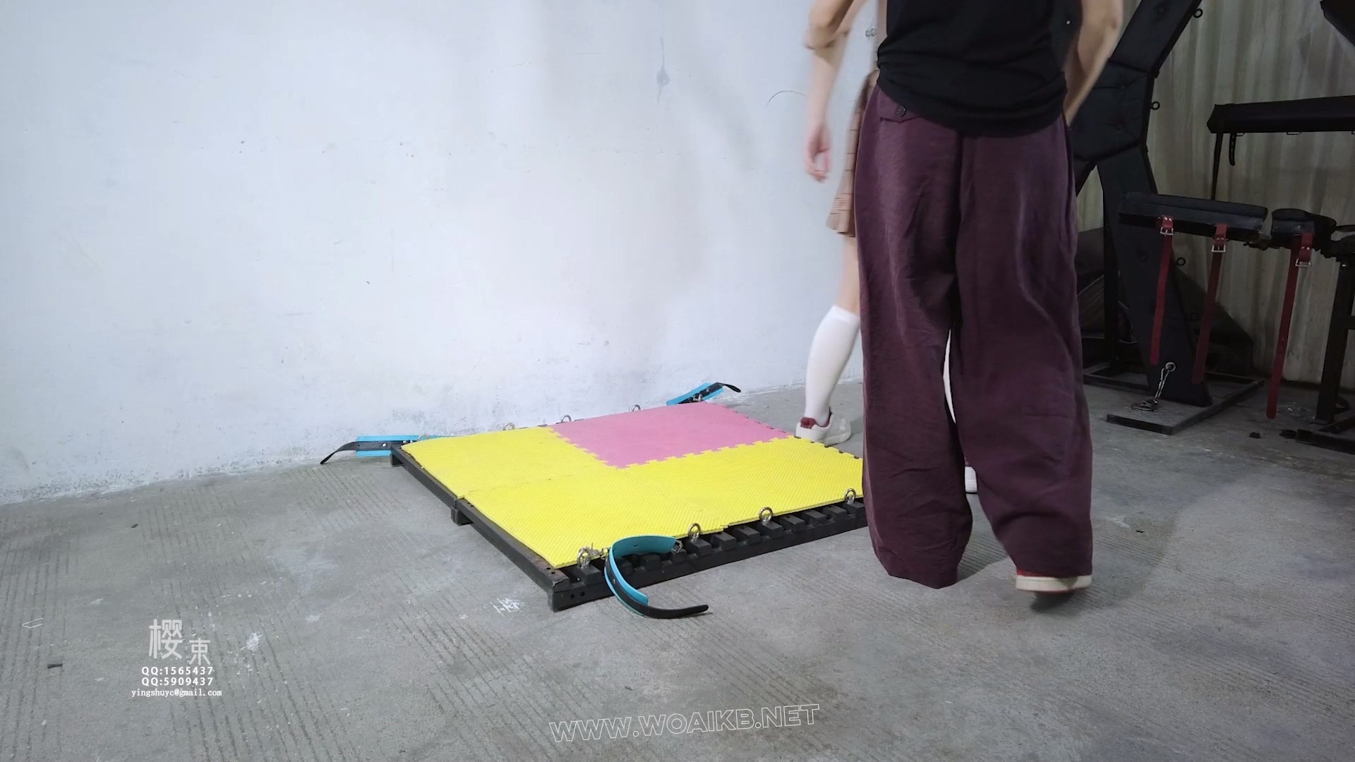 叛逆女学生被狠狠SP屁屁！狂挠白袜脚心白袜堵嘴胶带封嘴呜呜求饶！棒棒强G！ 《学…