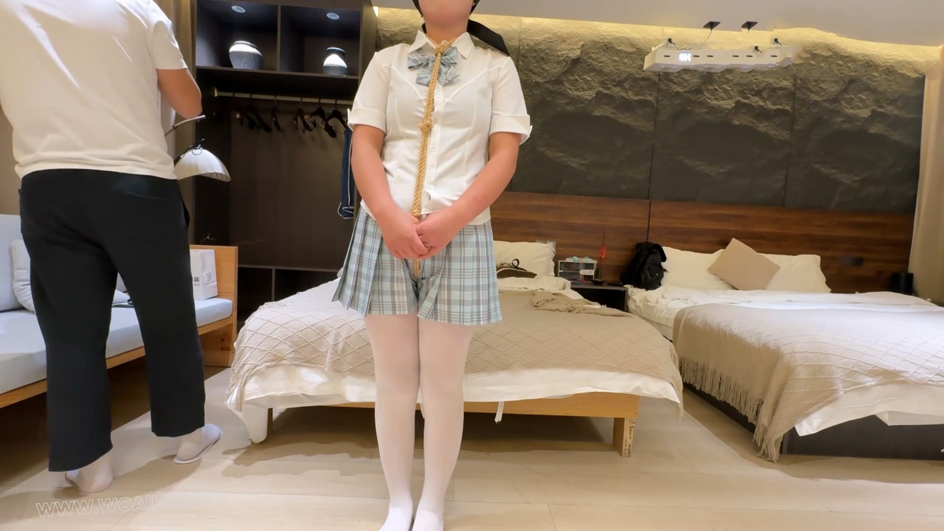 调教小圆，JK+手铐+折腿缚+棒棒+口枷+龟甲+强高欲罢不能，挣扎逃脱奈何被绳子手铐…