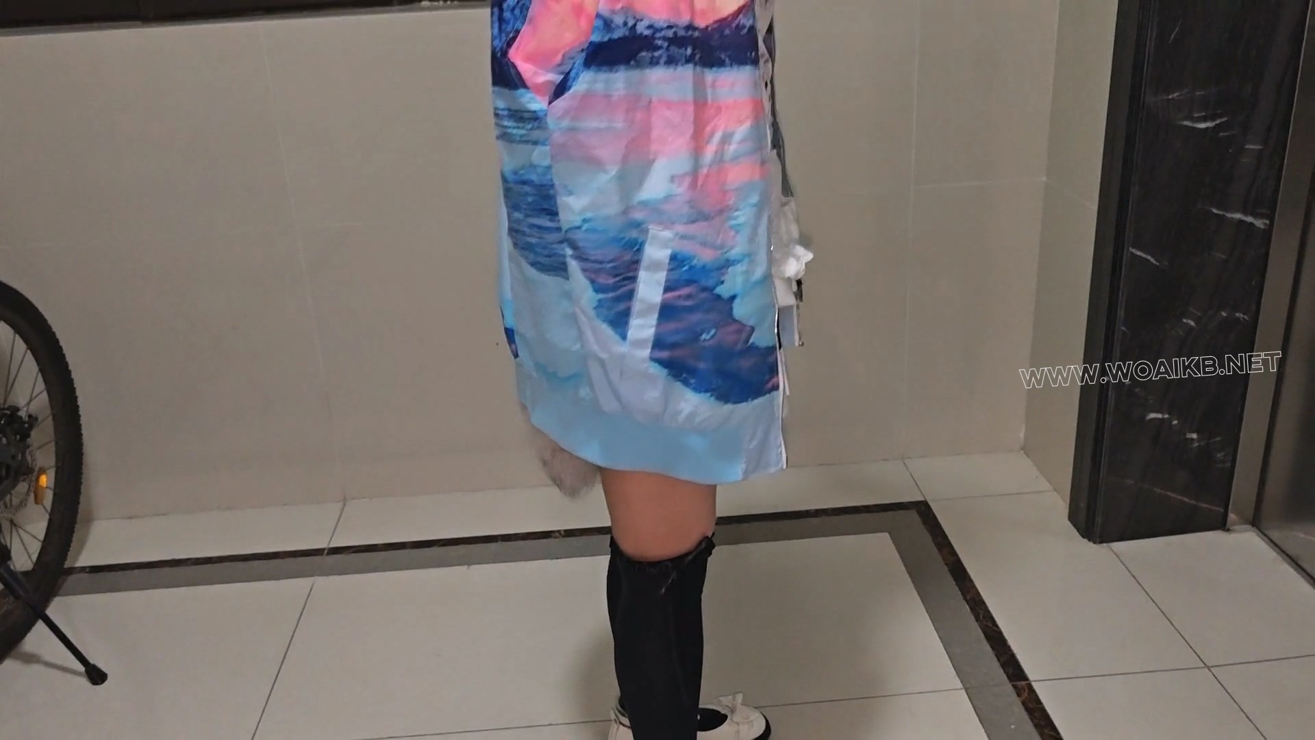 小厨娘苏苏丸子头女仆黑丝尾巴小区行走五花大绑戴脚镣踢足球+拴在树下td折磨