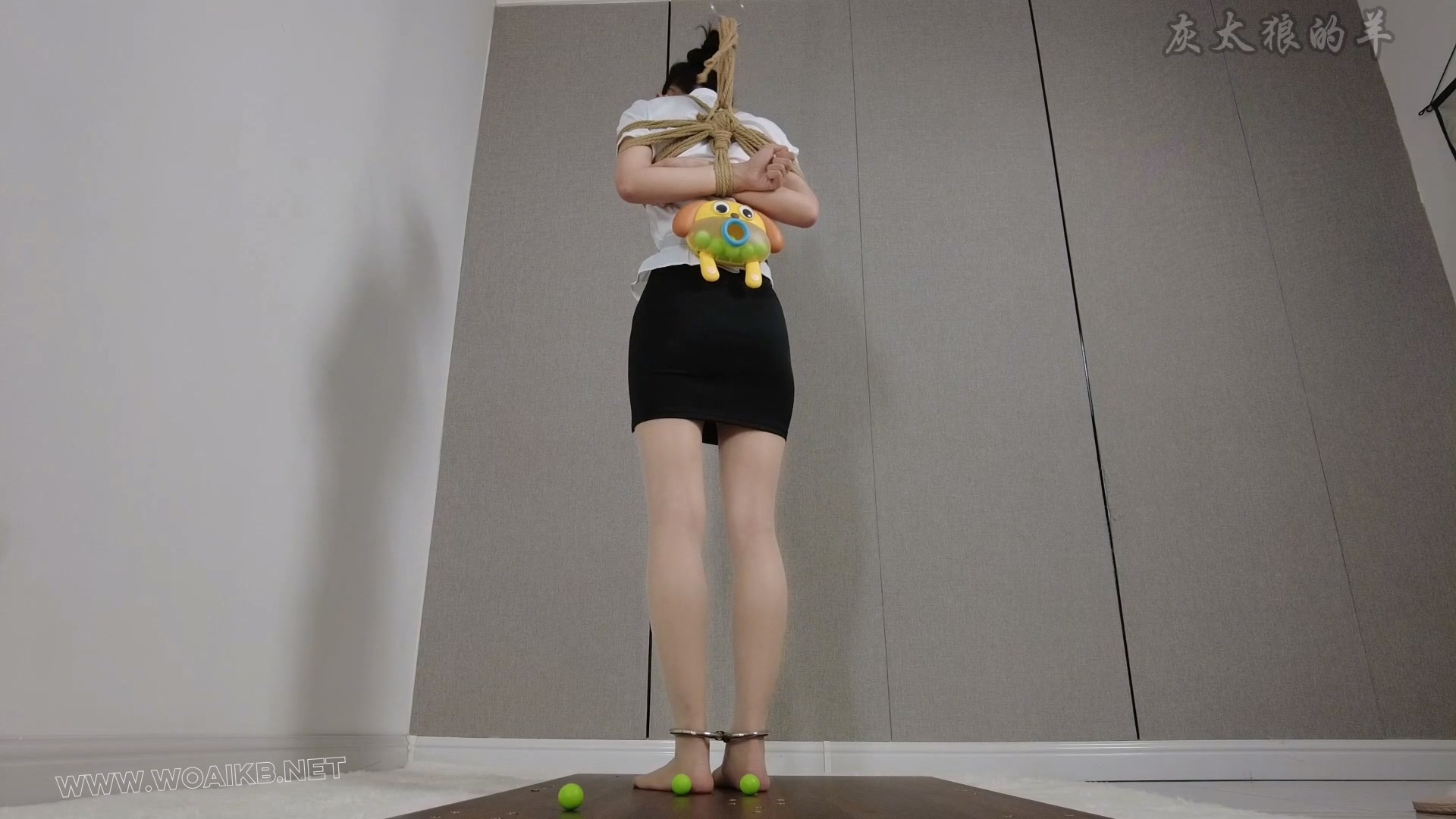 身穿OL御姐装玩“游戏”极度反差，内裤外露“小姐姐”羞耻不已~ 预览图 10