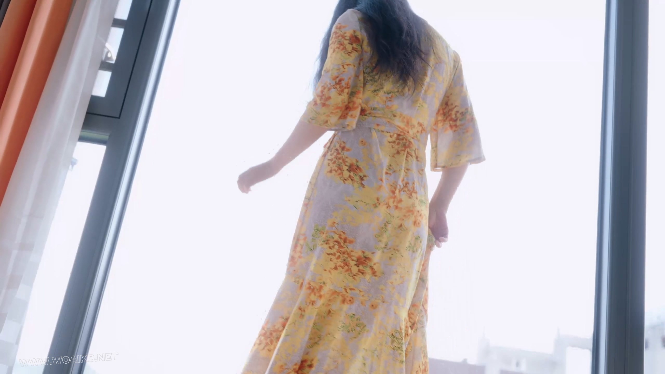 《欲望少妇》少妇被日式捆绑双腿并拢，裆部被一枚跳蛋占据。胸乳被肆意玩弄，掐住…