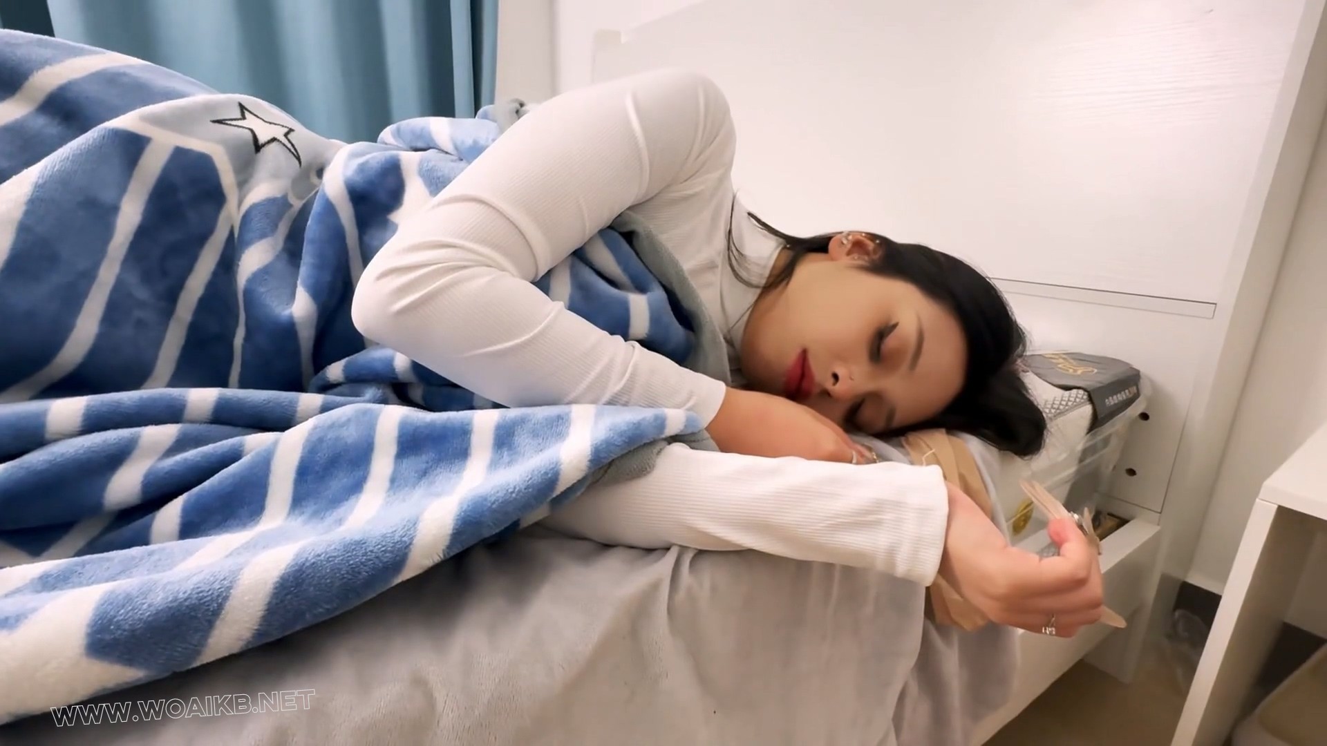 美女coser被入室绑架（下）-蜘蛛侠c服被入室捂晕绑架+丝袜捆绑+白丝脚+塞小玩具+被…