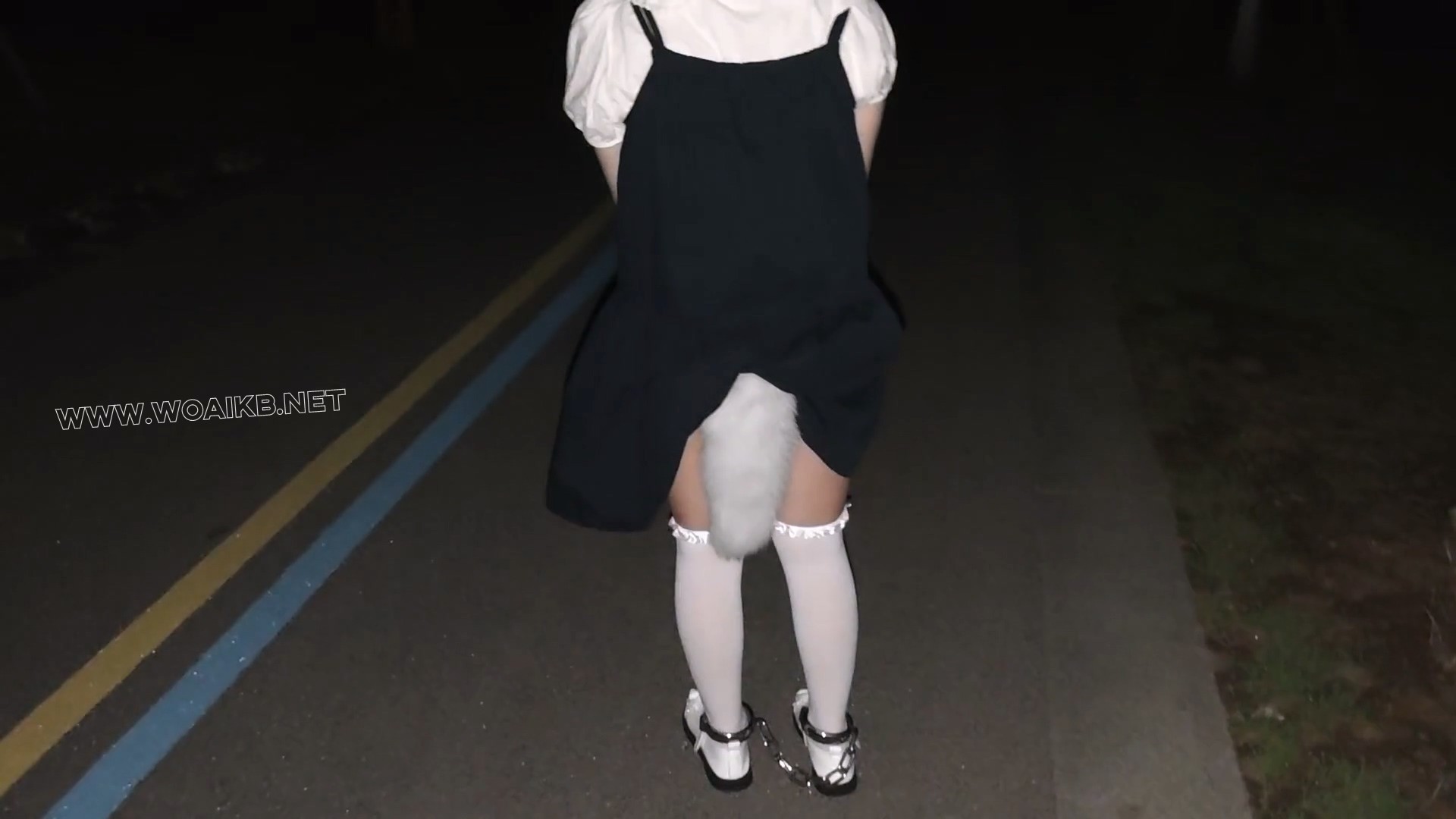 小萝莉学生装尾巴镣铐户外露出换丝袜