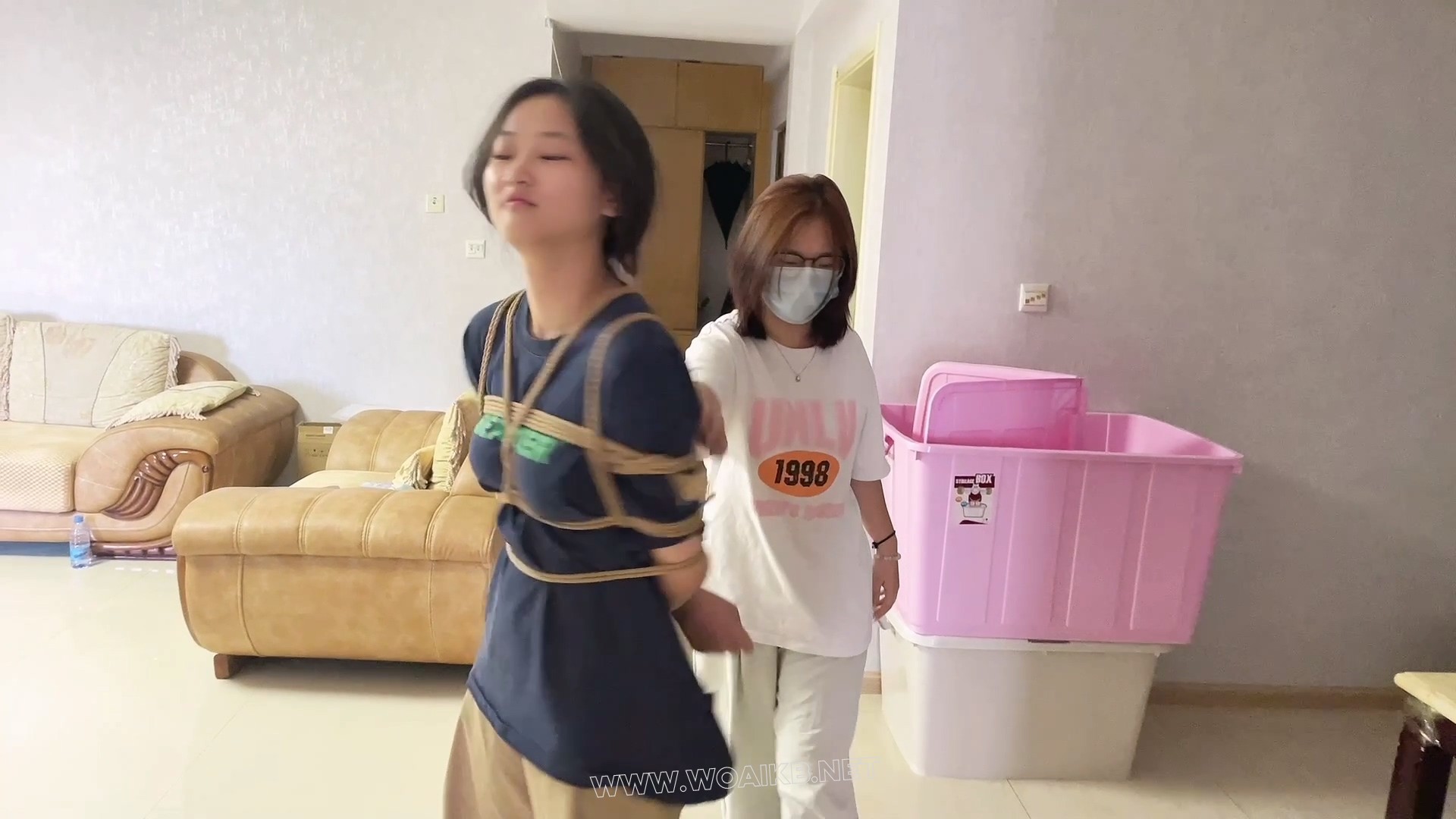 极限老虎凳。每一次在脚下加砖看着真刺激 兴奋 过瘾 tk白袜子 用筷子挠脚底板