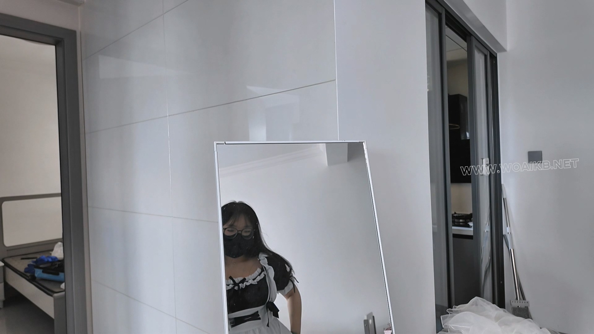 黑丝吊带女仆手脚被吊起，放置玩弄后强高