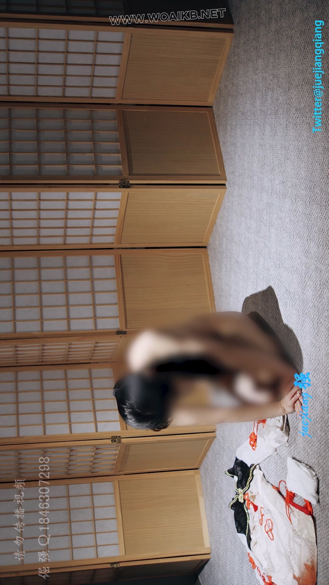 小琦单腿吊缚内置果体