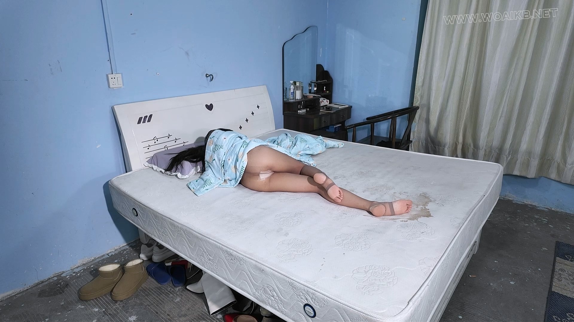 小偷入室大字捆绑性感美人玩弄黑丝美腿！胶带封嘴棒棒刺激强G！夹子夹脚趾头！  《…