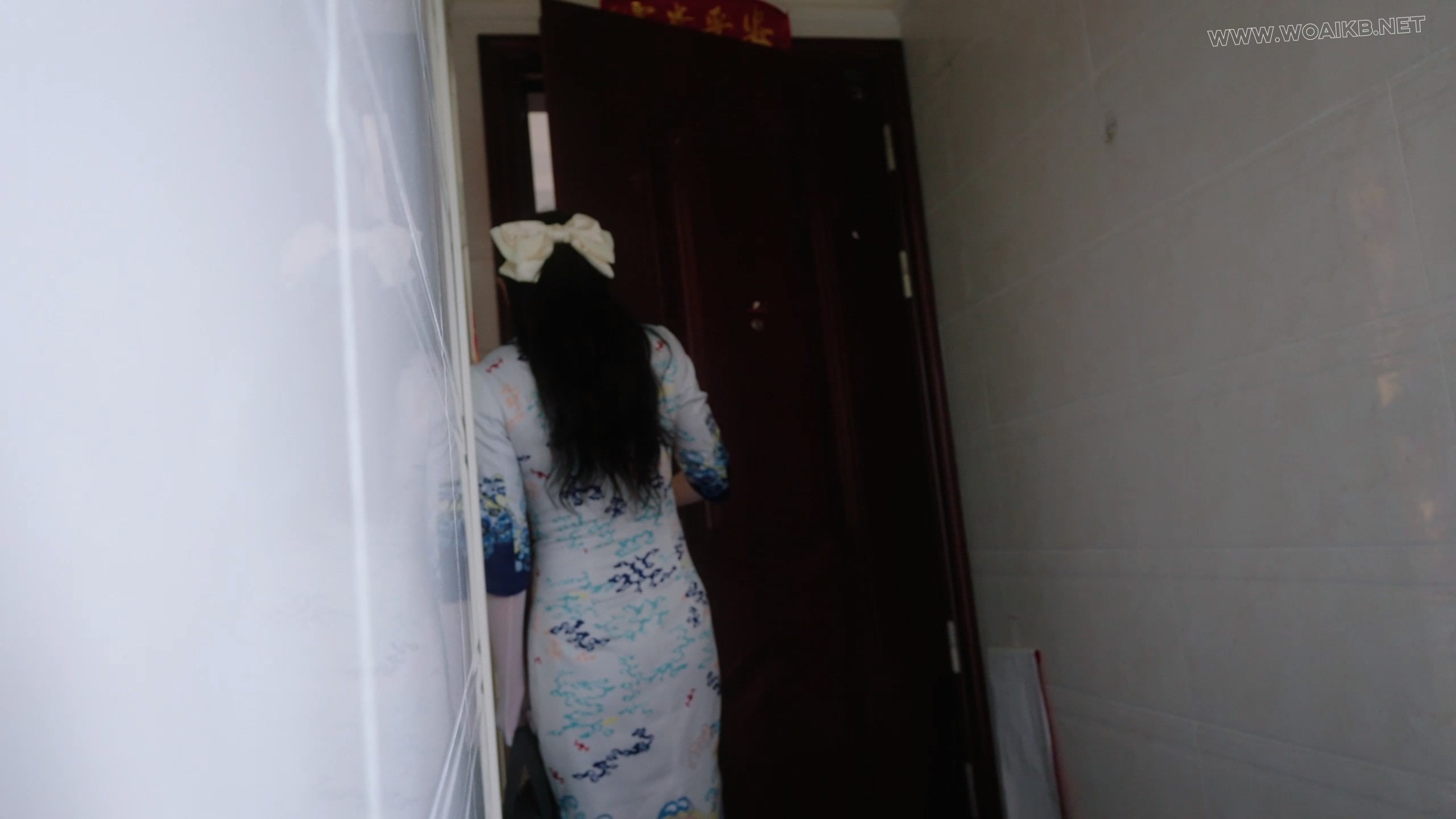 《被入室绑架折磨的空姐4》性感空姐下班后，被歹徒在门口劫持，拉回家中，狠狠折磨…