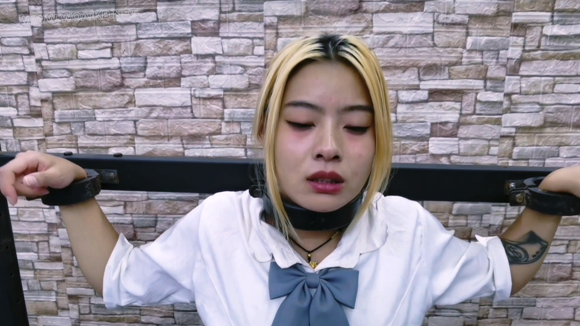 今天把JK女毒犯希希紧锢在拘束架上,把脚钉固定在脚底上,把钢针扎在胸上,在把郊狼贴…