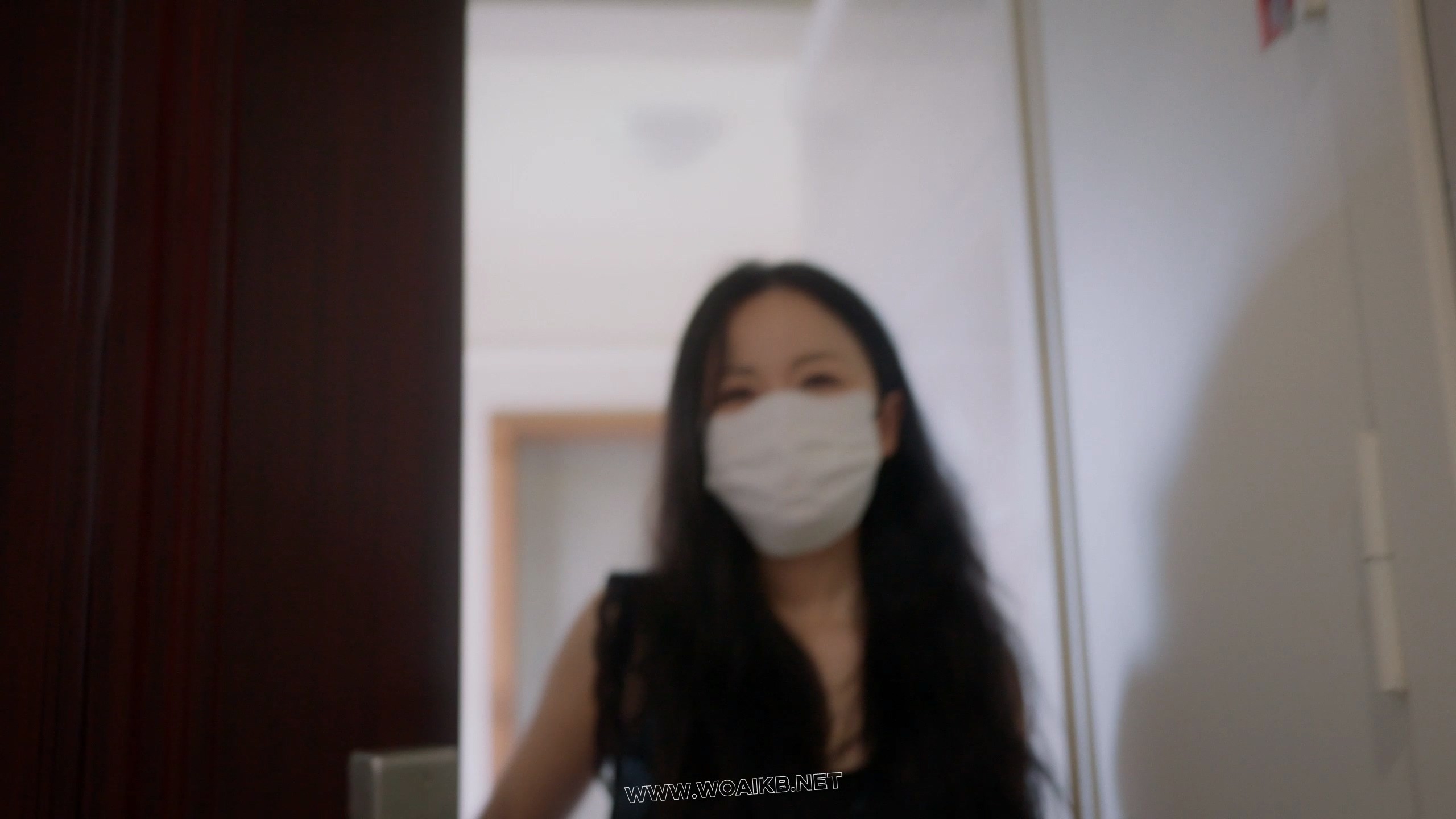 《在劫难逃》肉肉约见网友被下药昏迷，醒来发现被蒙眼+口球+脖圈套在笼子放置；落…