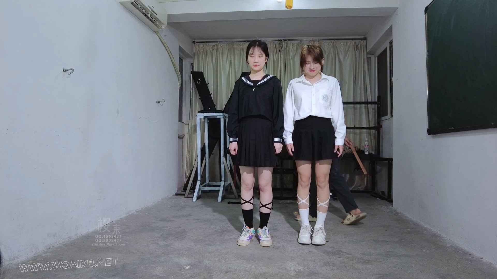 单脚吊连缚两不听话的女学生疯狂挠痒惩罚！口球紧塞！自解绳子逃跑！ 《整治叛逆期…