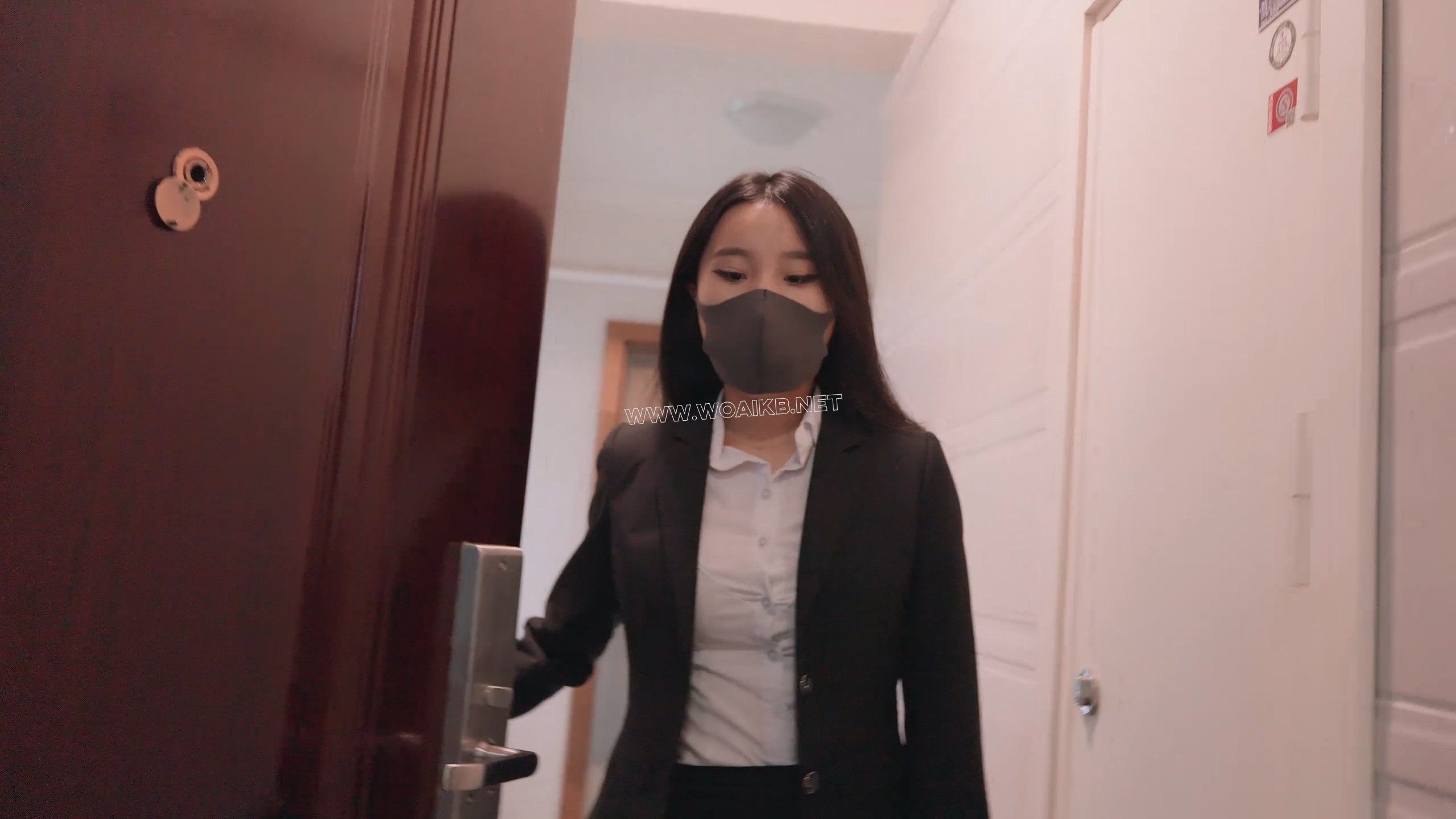 《欲望游戏3》你在一个软件里定制了一个女友，她什么都会听你的，你要求她带着开口…