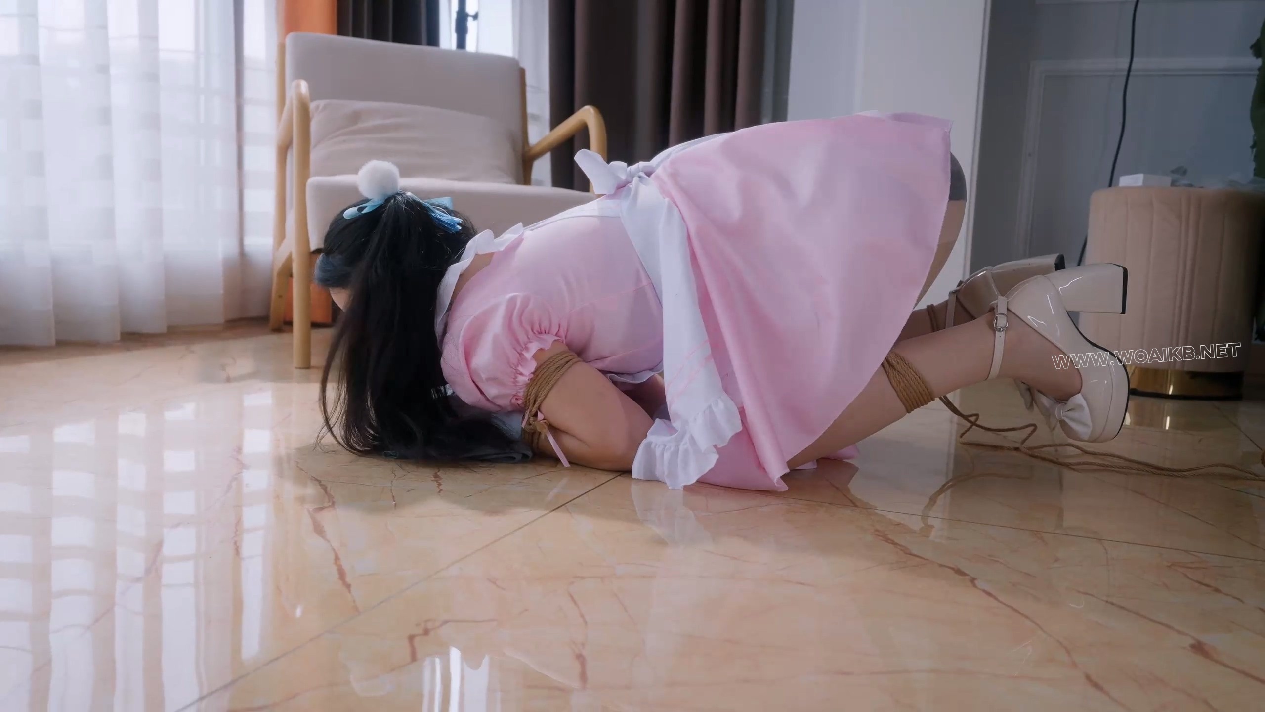 《在劫难逃3》肉肉被换上粉色女仆装与肉色丝袜，手脚被绳索束缚成犬状，用手肘跪地…