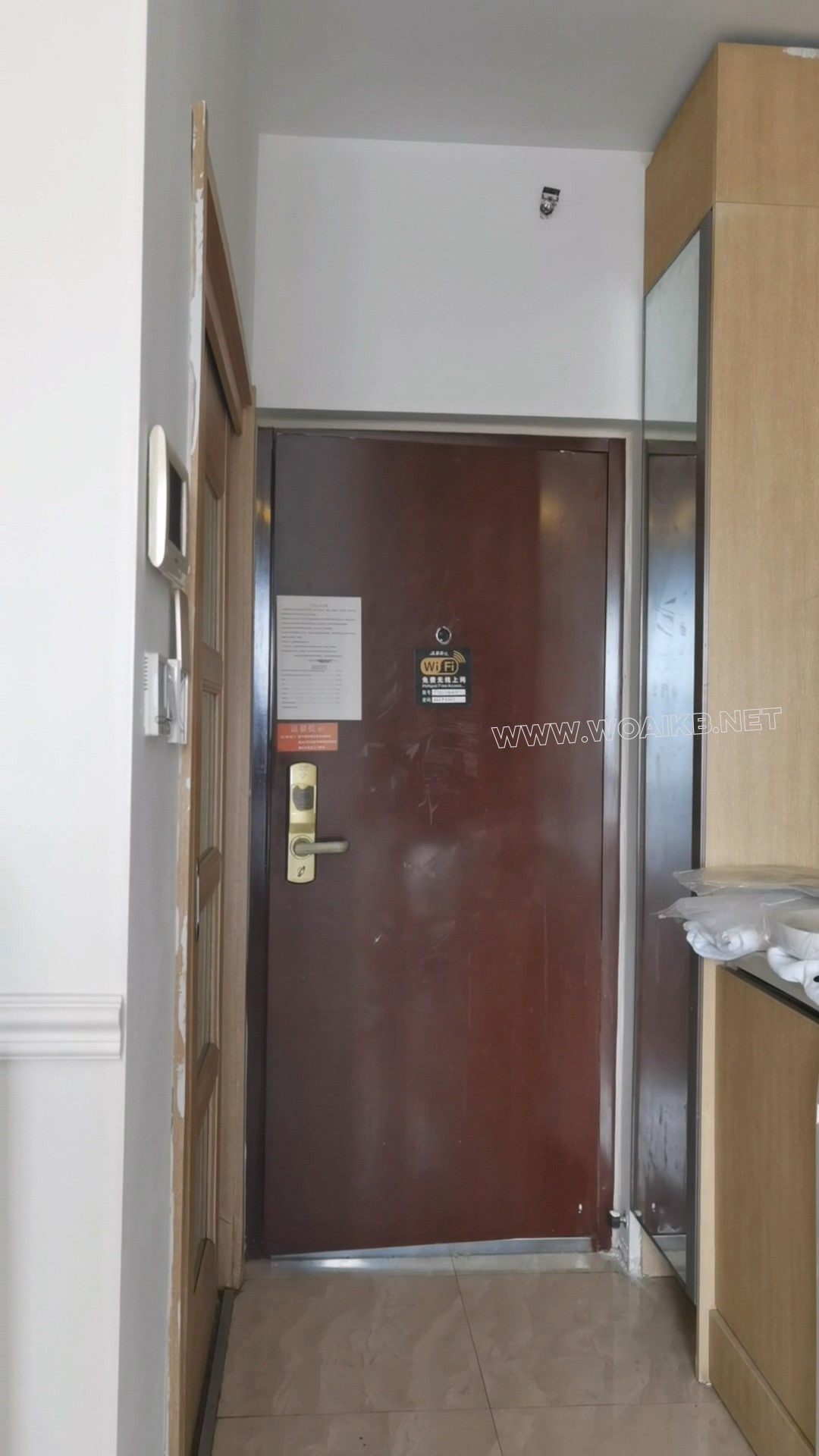 私下自我安慰的女仆被主人发现并调教。女仆装+调教+TK+捆绑+啤酒灌肠