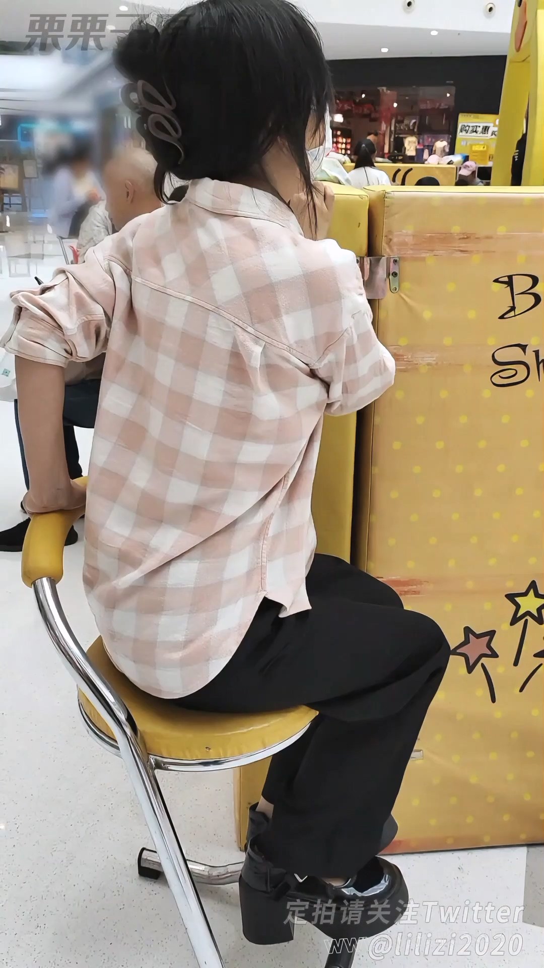 《堕落的邻家妻子 02》 户外调教、商场强高、公共洗手间失禁、假丁丁、肉丝、邻居妻子