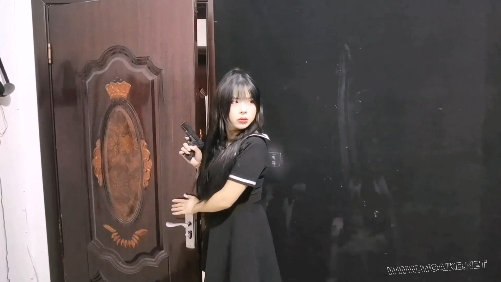 搜查官曼妮去执行任务被虐待狂人从背后一棍子打晕,精彩片段马上开始