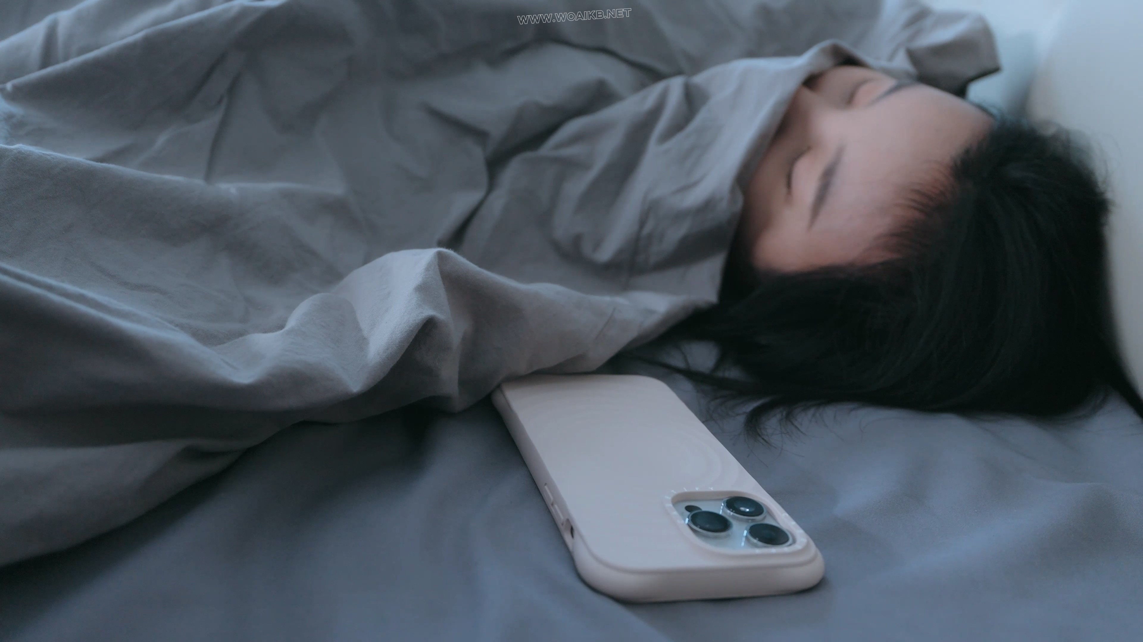 老板让美女准备了很多食物招待客户，却被放了鸽子，一气之下美女穿着高跟鞋踩踏包…