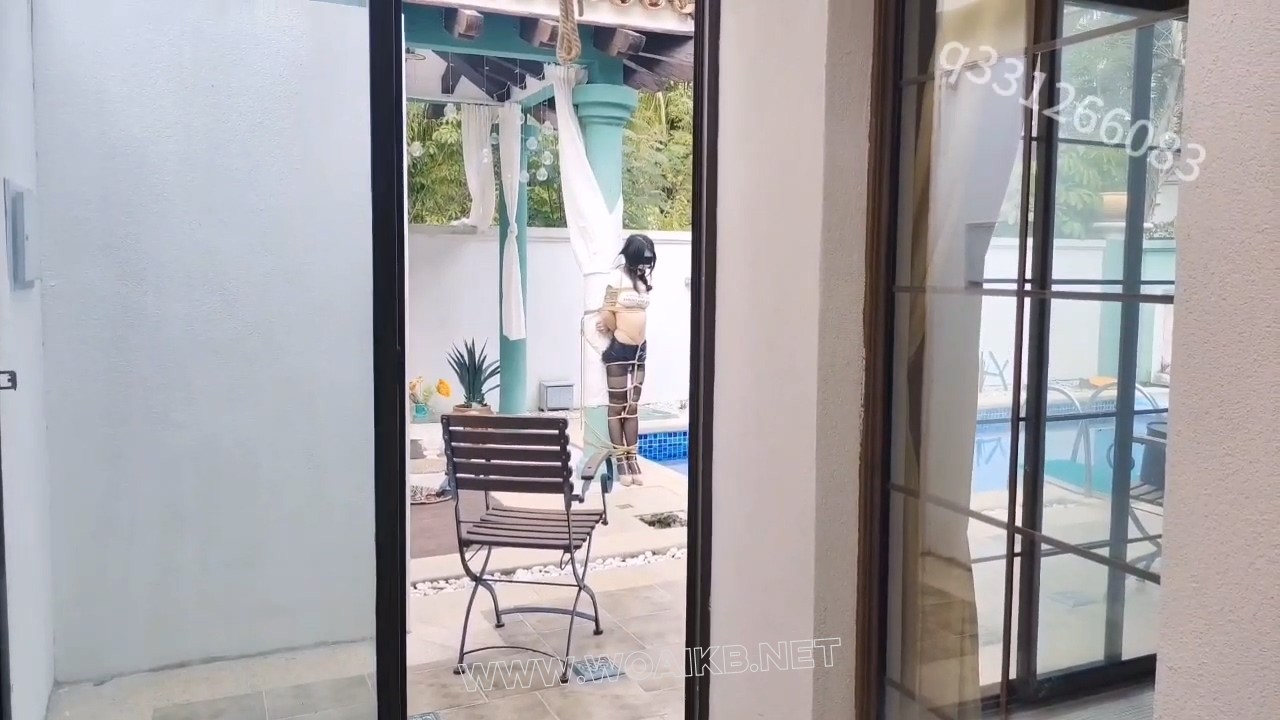 被捆绑放置在泳池别墅里尤物以及深度尺度调教完整版