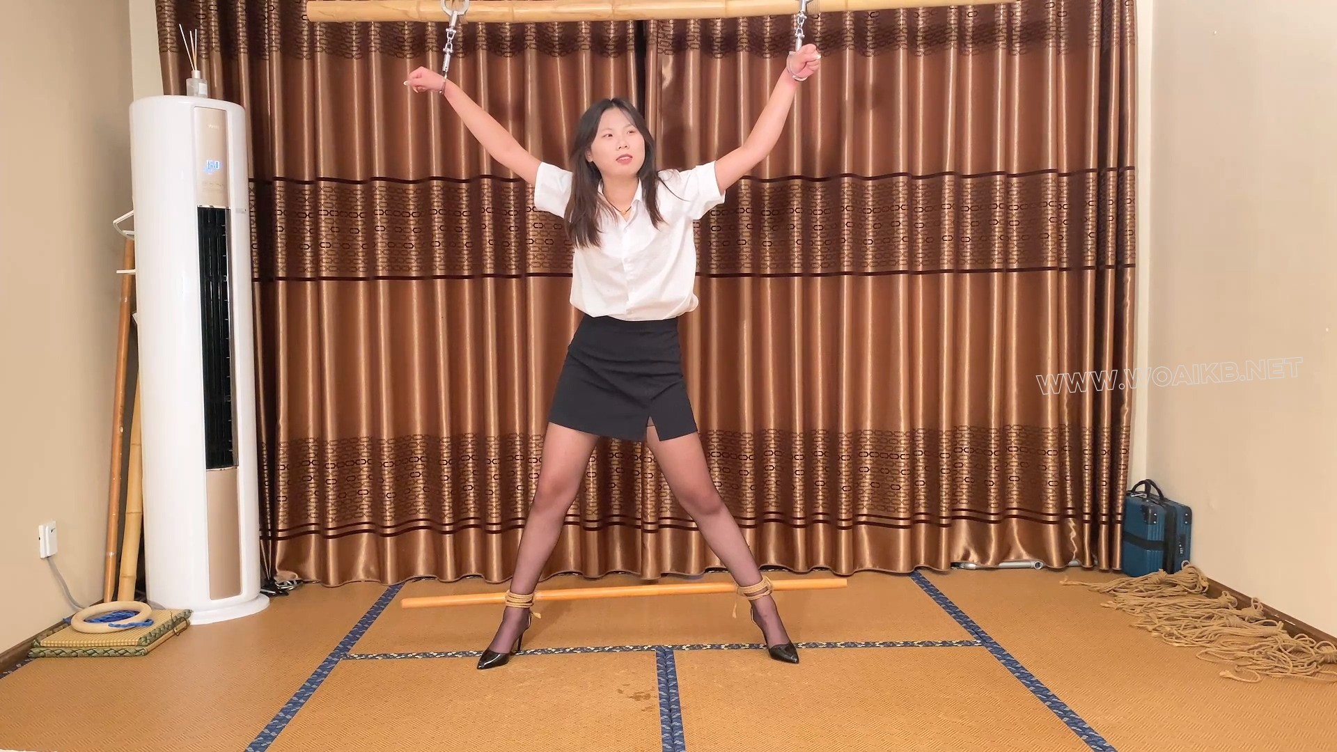 夏可 高跟鞋大字手铐固定y具口球堵嘴放置调教一镜到底无任何剪辑