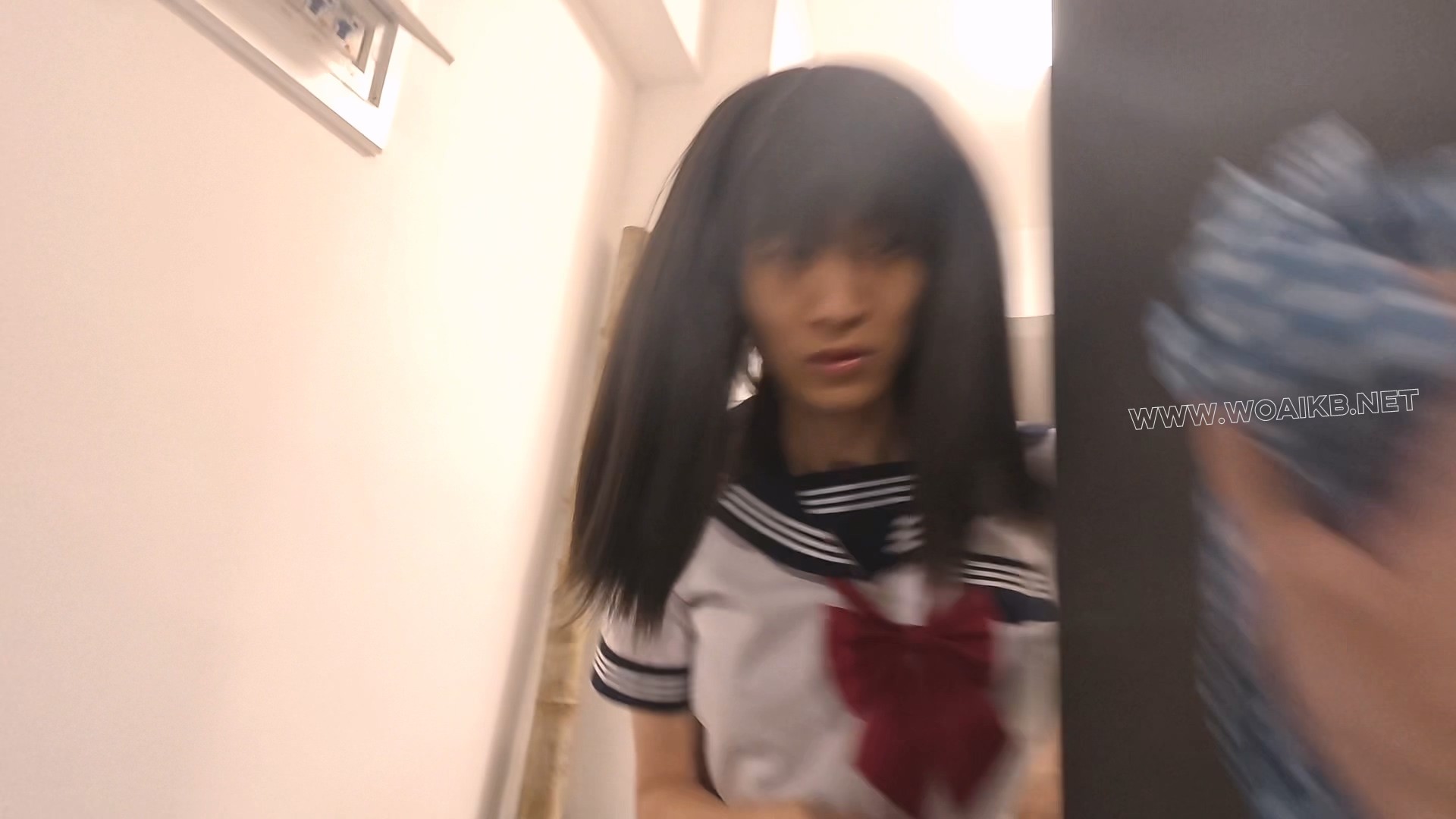 上门绑架jk少女，绑到车里强制玩弄到在车内高朝，外面行人完全没有意识到车里发生…