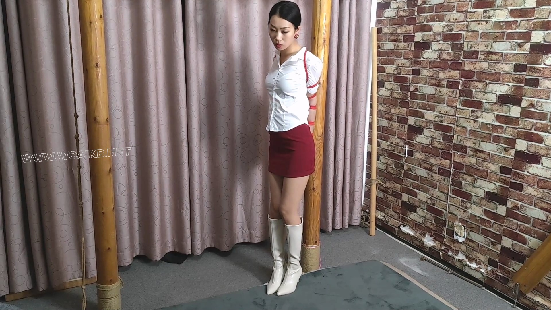 诺米 受难的柱子 极限直臂弯腰柱子固定 震动刺激 十分难受的姿势 手都变色了