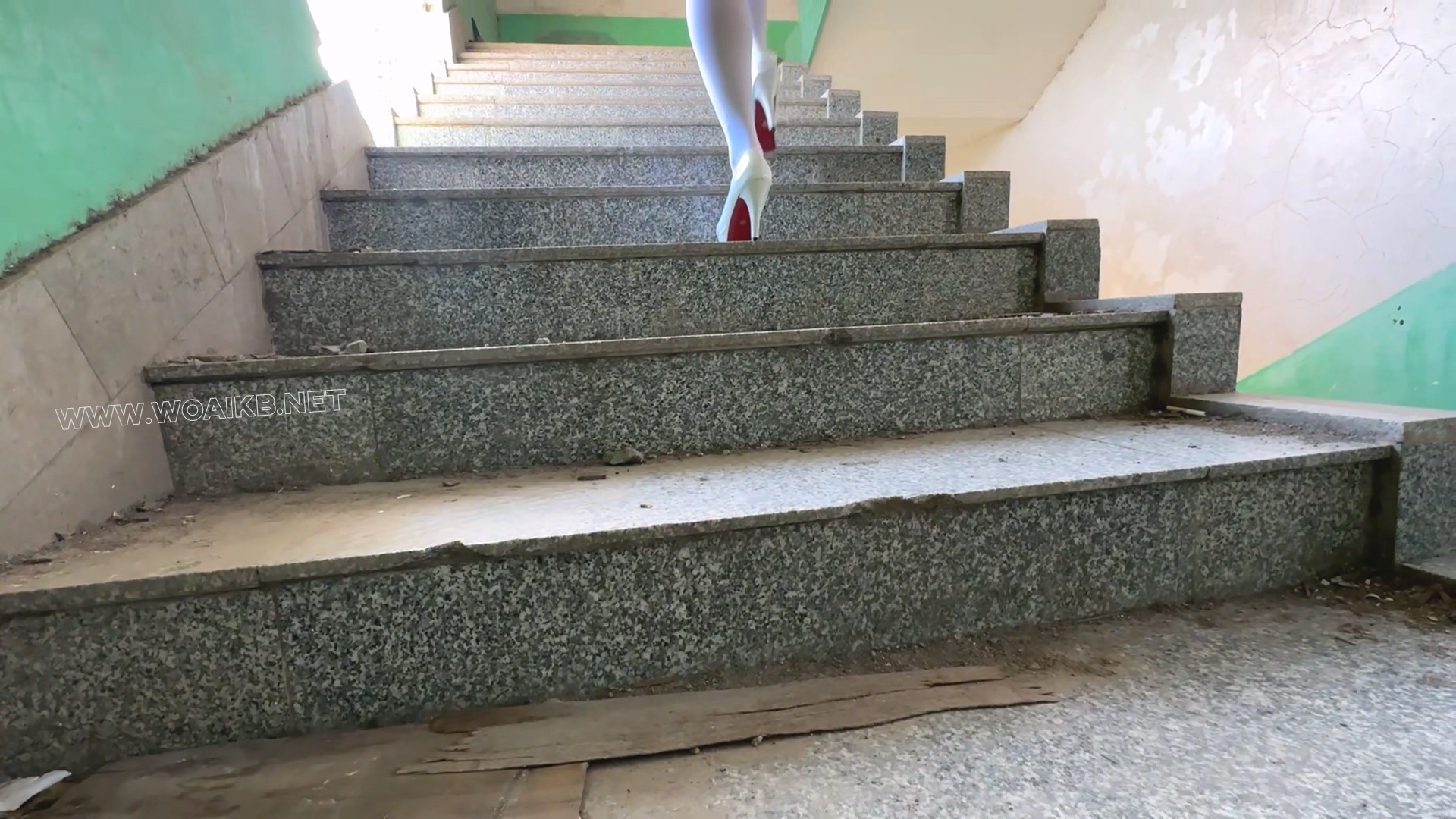 白丝女裸足独身入废墟  废墟潜入