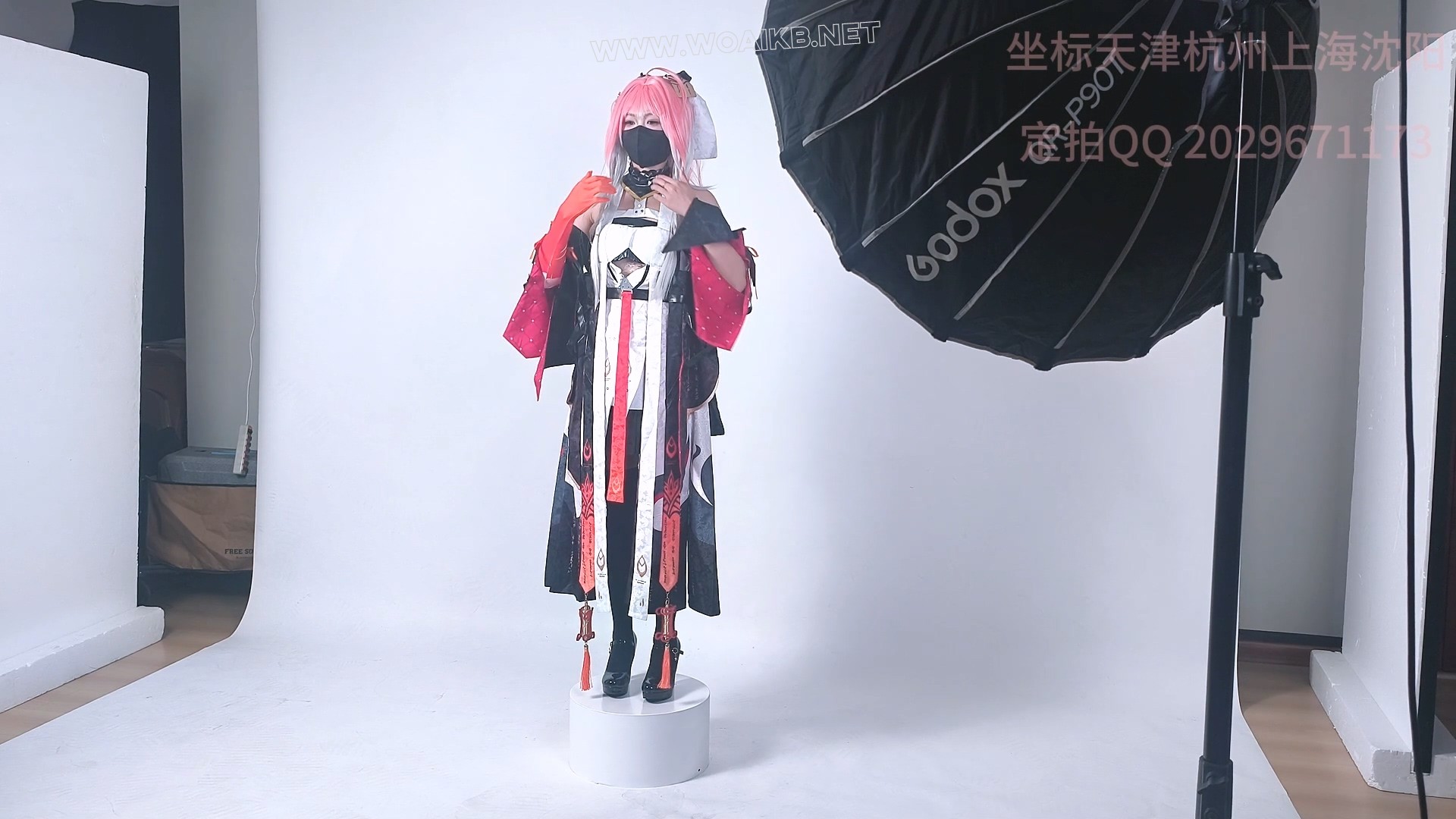 「鸣潮长离剧情」雪儿cos长离被猥琐摄影师欺骗，挑战挣脱绳子换照片，却被惩罚zdb...