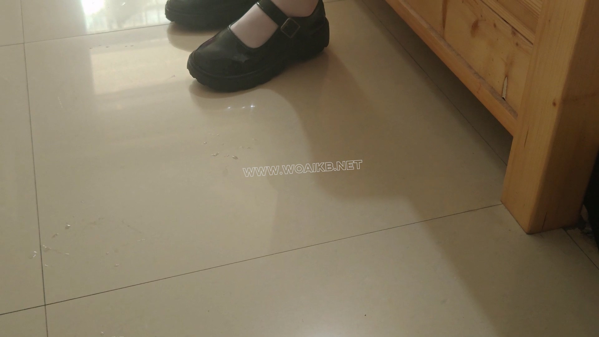 日常品尝雪糕 无内 真空 边摸白丝腿边抚摸下面  最后绑在健身椅上QG