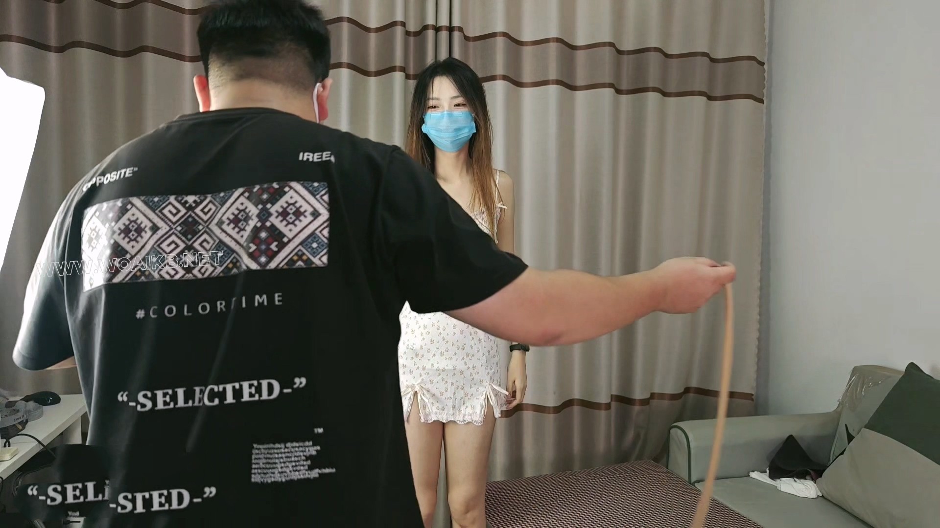 模特桃桃 眼睛很大 身材巨好的桃桃 真空穿着碎花裙 强制行走 照镜子 强高