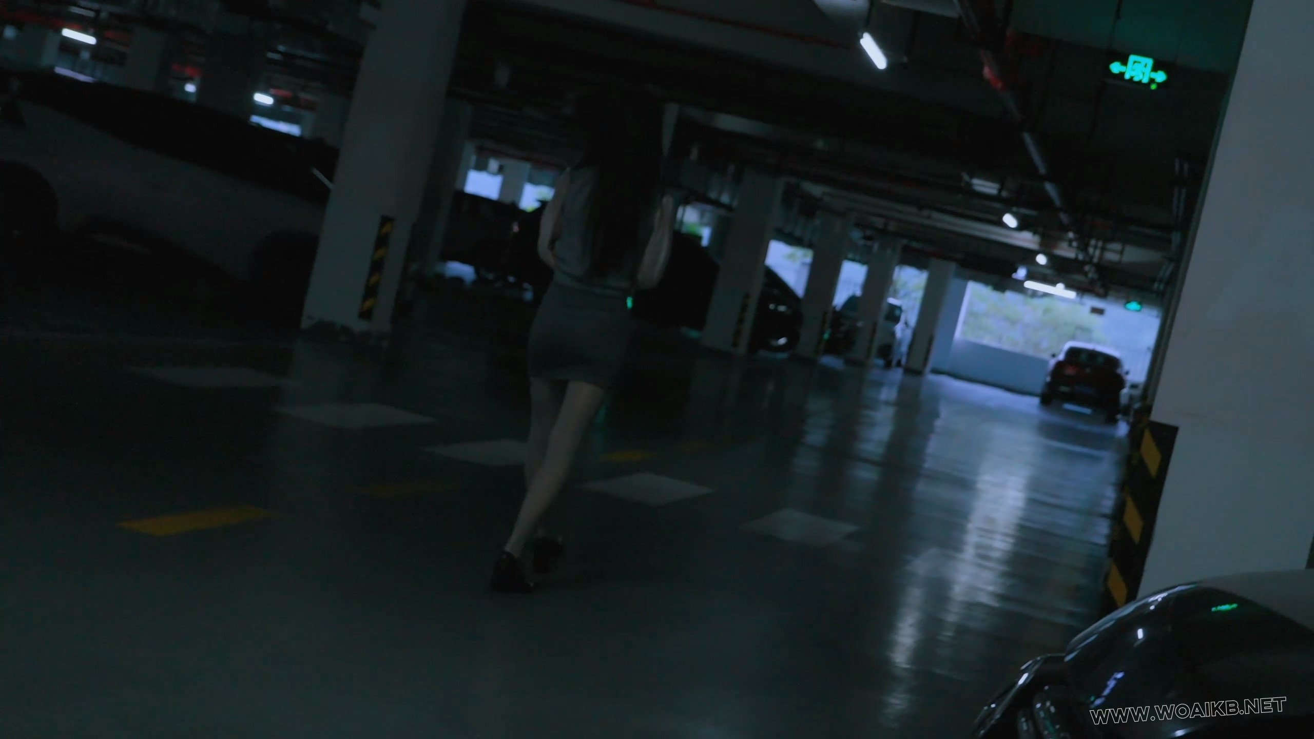 《狩猎日记之姐妹花》歹徒尾随小A入室并将其迷晕，单手套跪吊起，眼罩+TD+口枷，假...