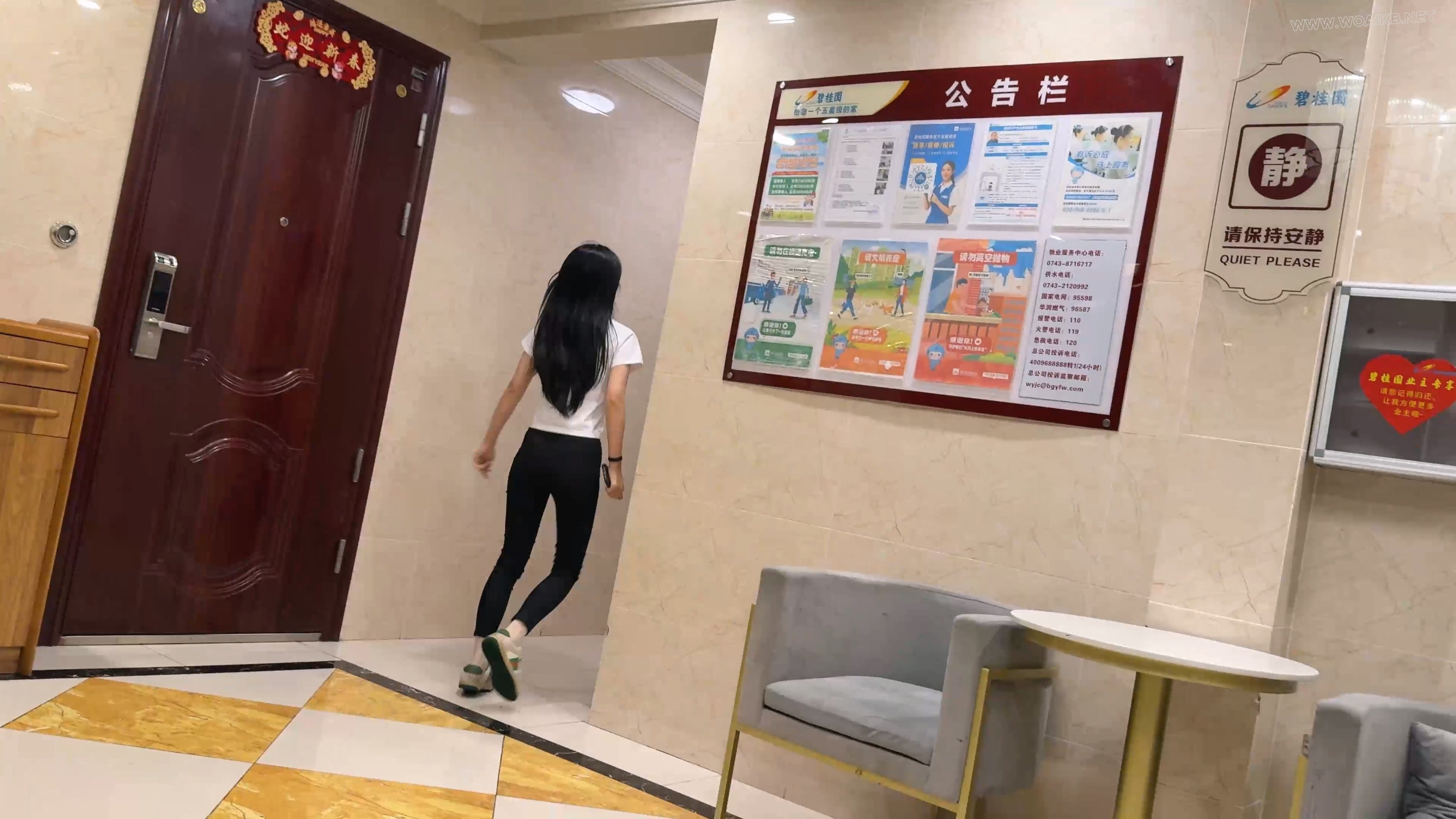 路上偶遇漂亮学生妹,尾随回家,将其制服,学妹惨叫。绳子绑住双手手腕吊起来,让...