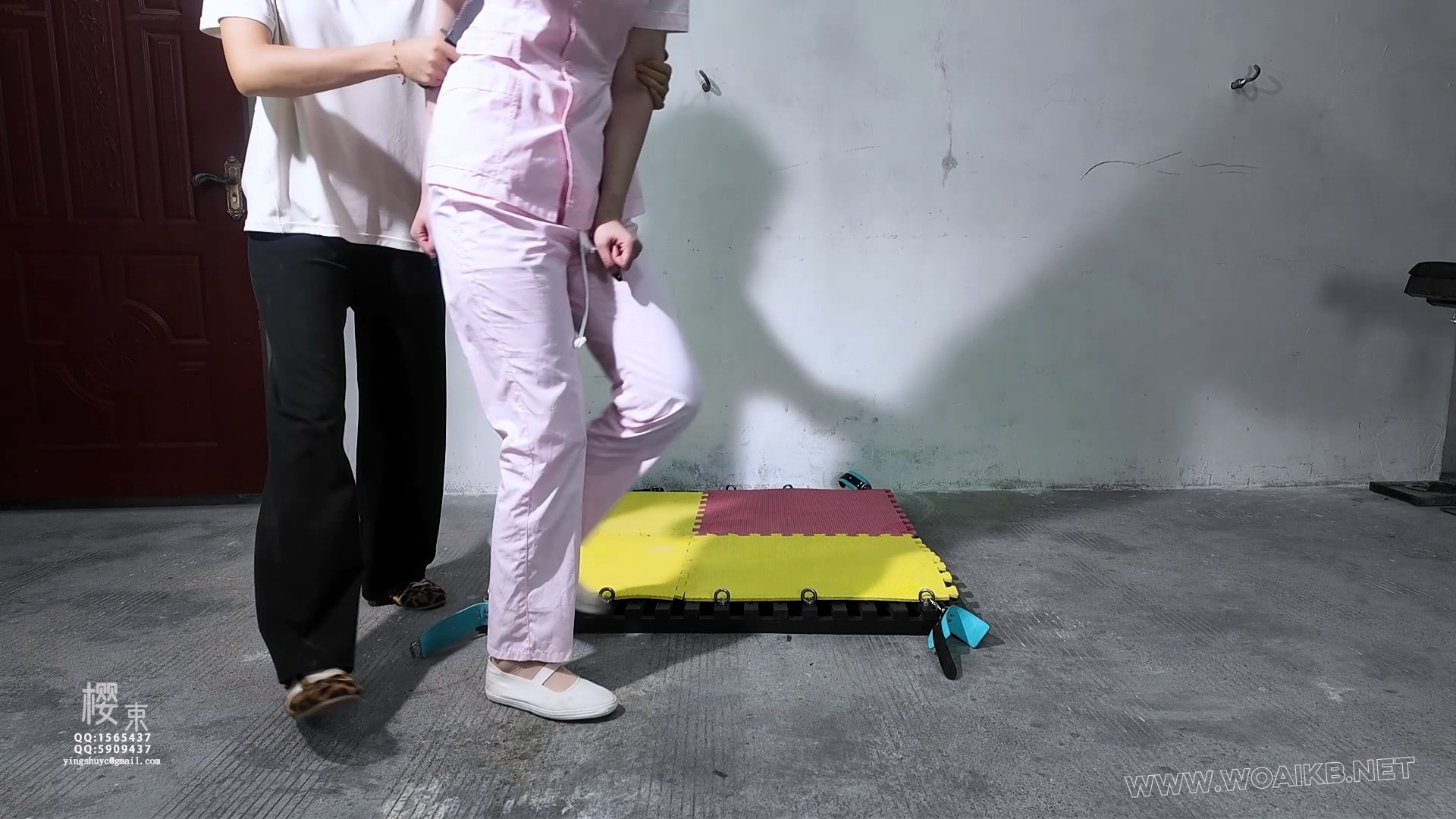 恶毒女护士遭到病人家属报复臭丝袜堵嘴胶带封嘴！SP屁屁狂挠脚心折磨！棒棒跳D刺激...