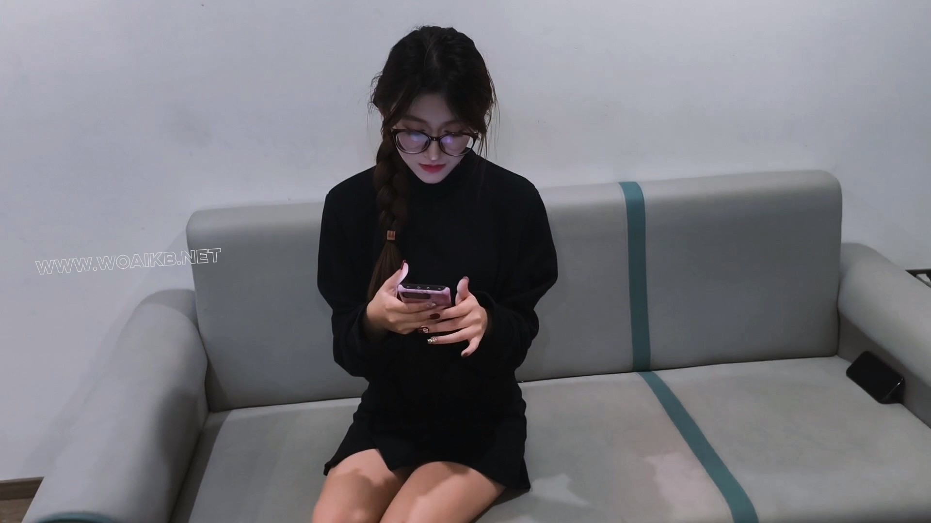 独具女性被“测试”抗敏感丝袜，却被女推销员捆绑堵嘴挠脚心，原来是脚心敏感增强...