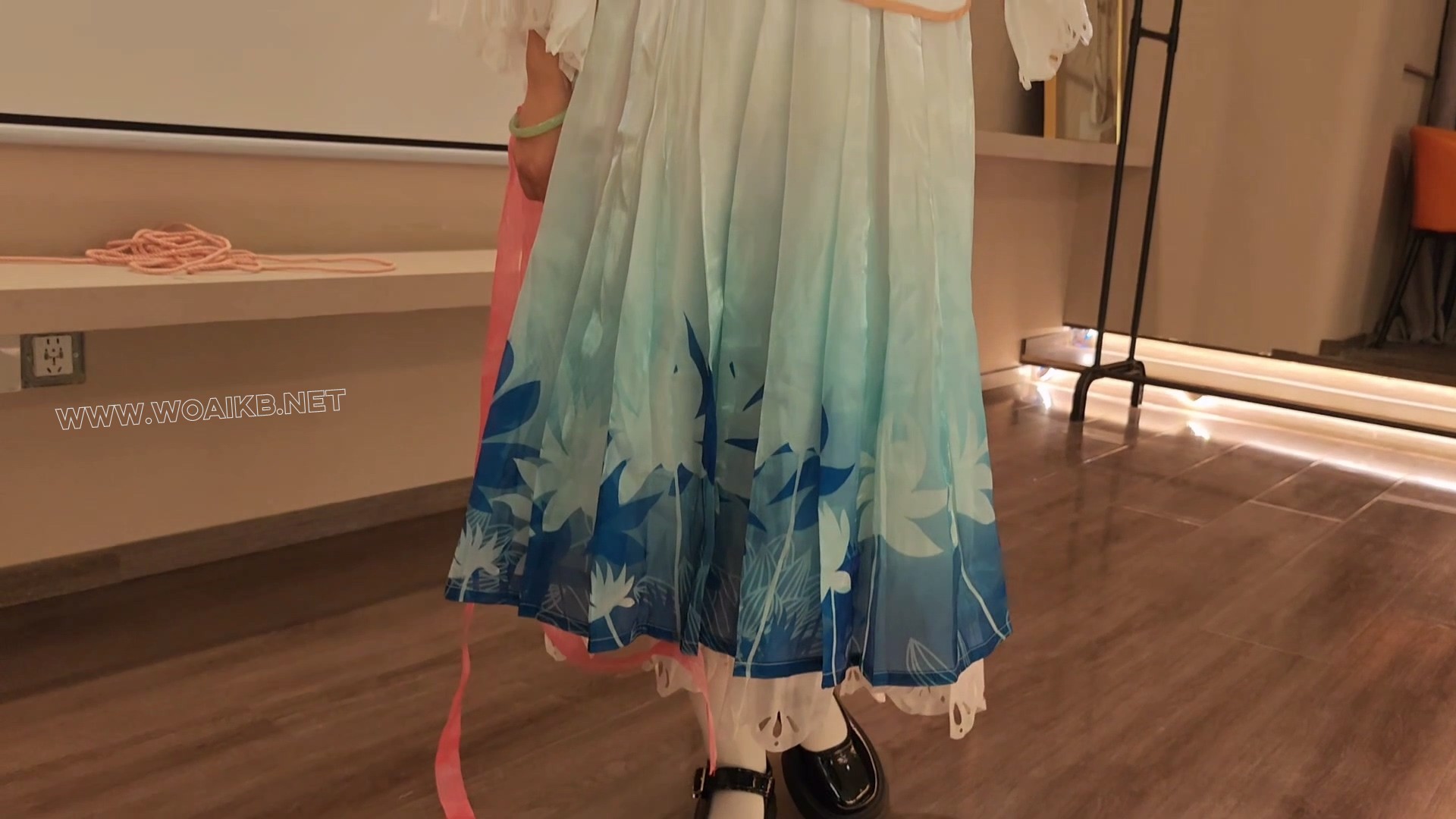 苏苏_西施诗雨江南cos，龟甲镣铐啵啵贝控制，驷马，走绳，浴缸shi身