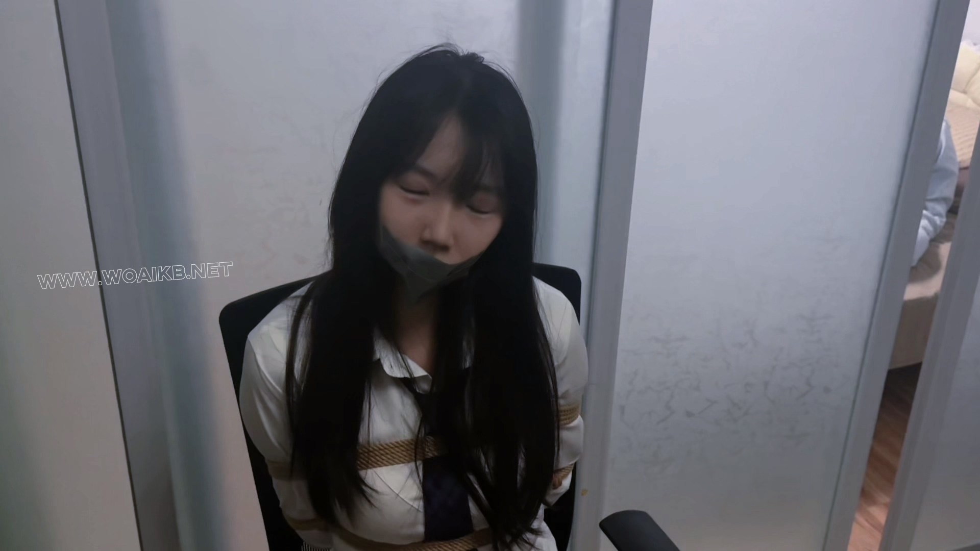 困困三十一弹,被绑成二郎腿坐在椅子上的折磨…