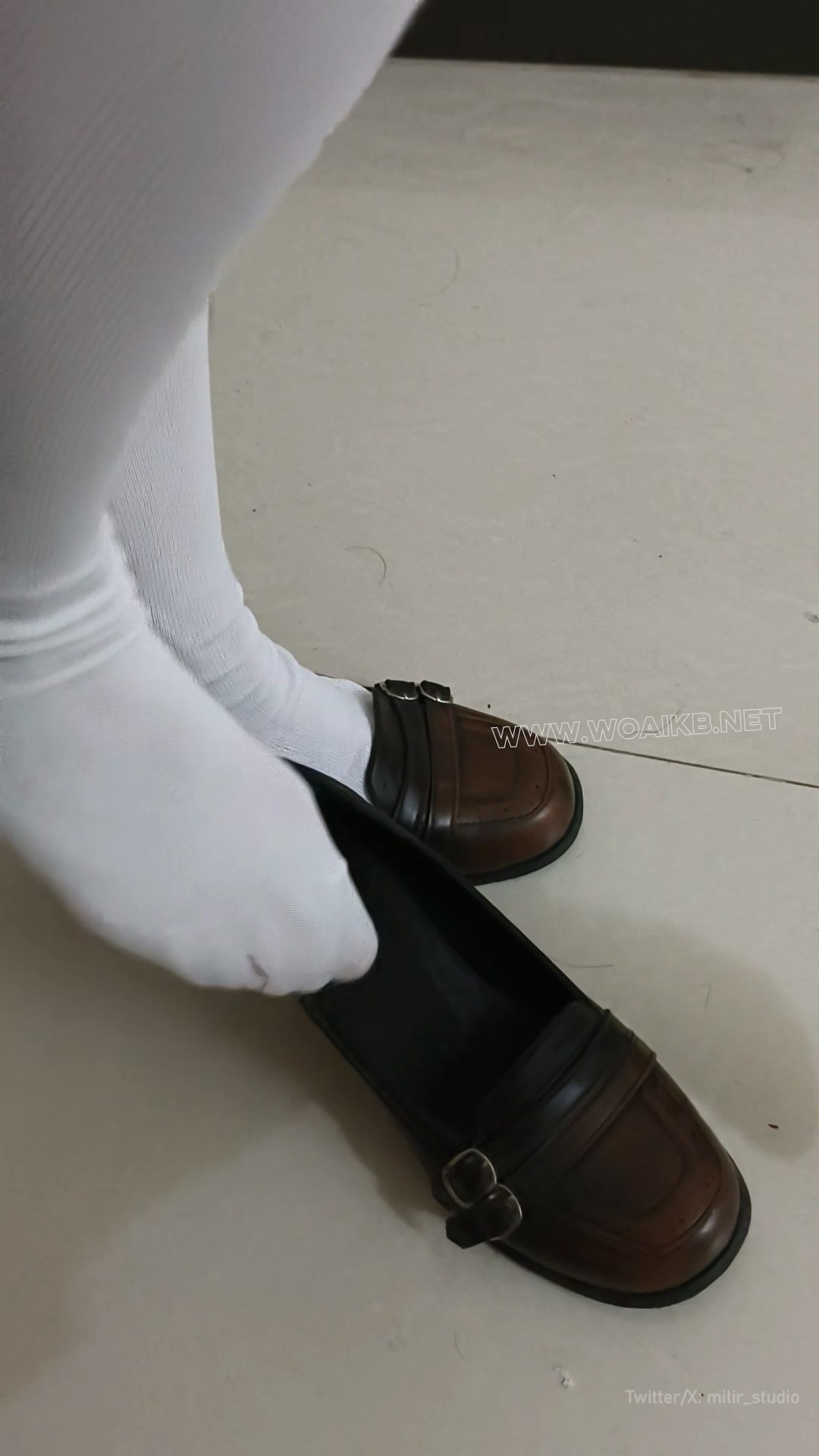 脱缚挑战第一弹（上）：挑战篇，高吊脖，双手拷在身后，袜子包手，黑丝套头，钥匙...