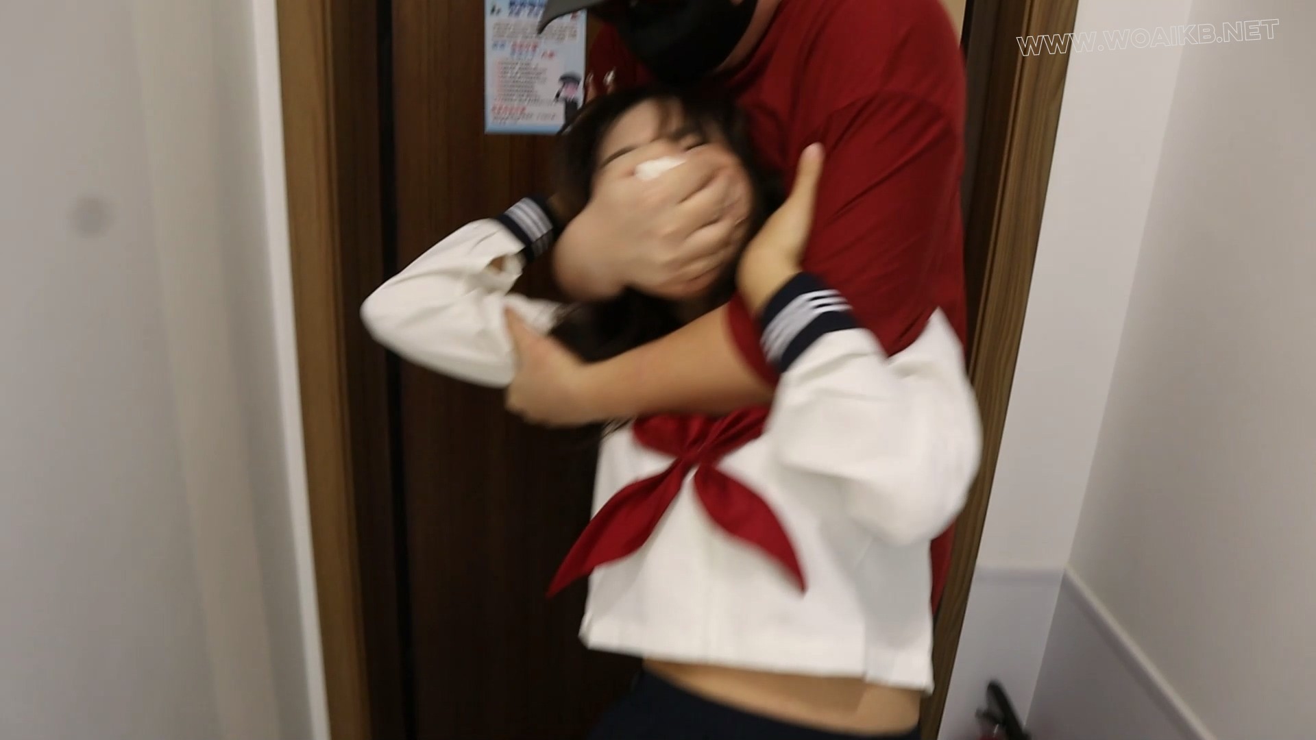 《陌生男在302房间的学生姐妹捕获调教》主演驴驴曼妮： 这次他要把这对姐妹全部捕...