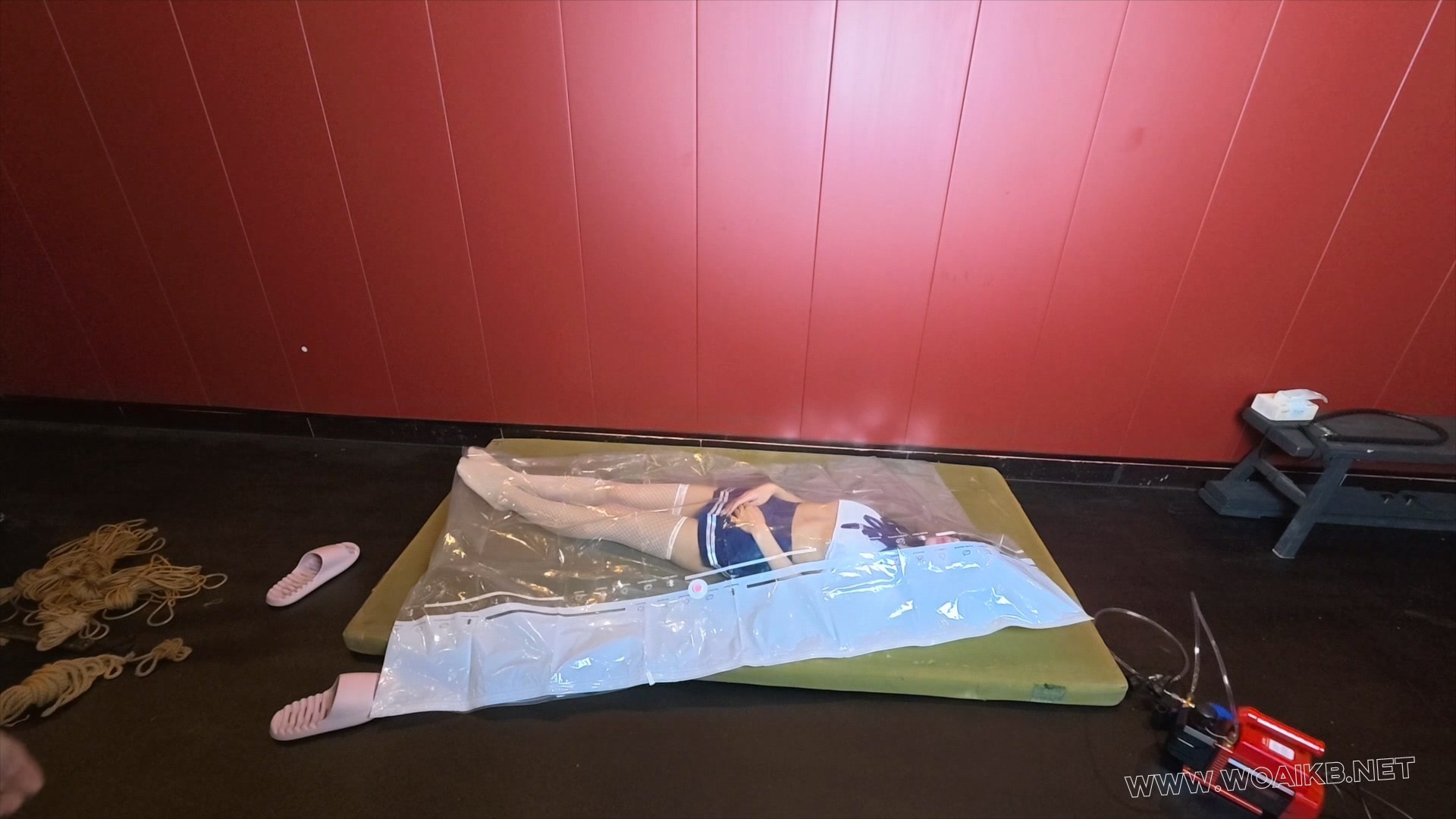 【汤圆】真空袋窒息+固定木质刑架+绳子勒B+滴蜡+Zhen动棒tj+口球流口水