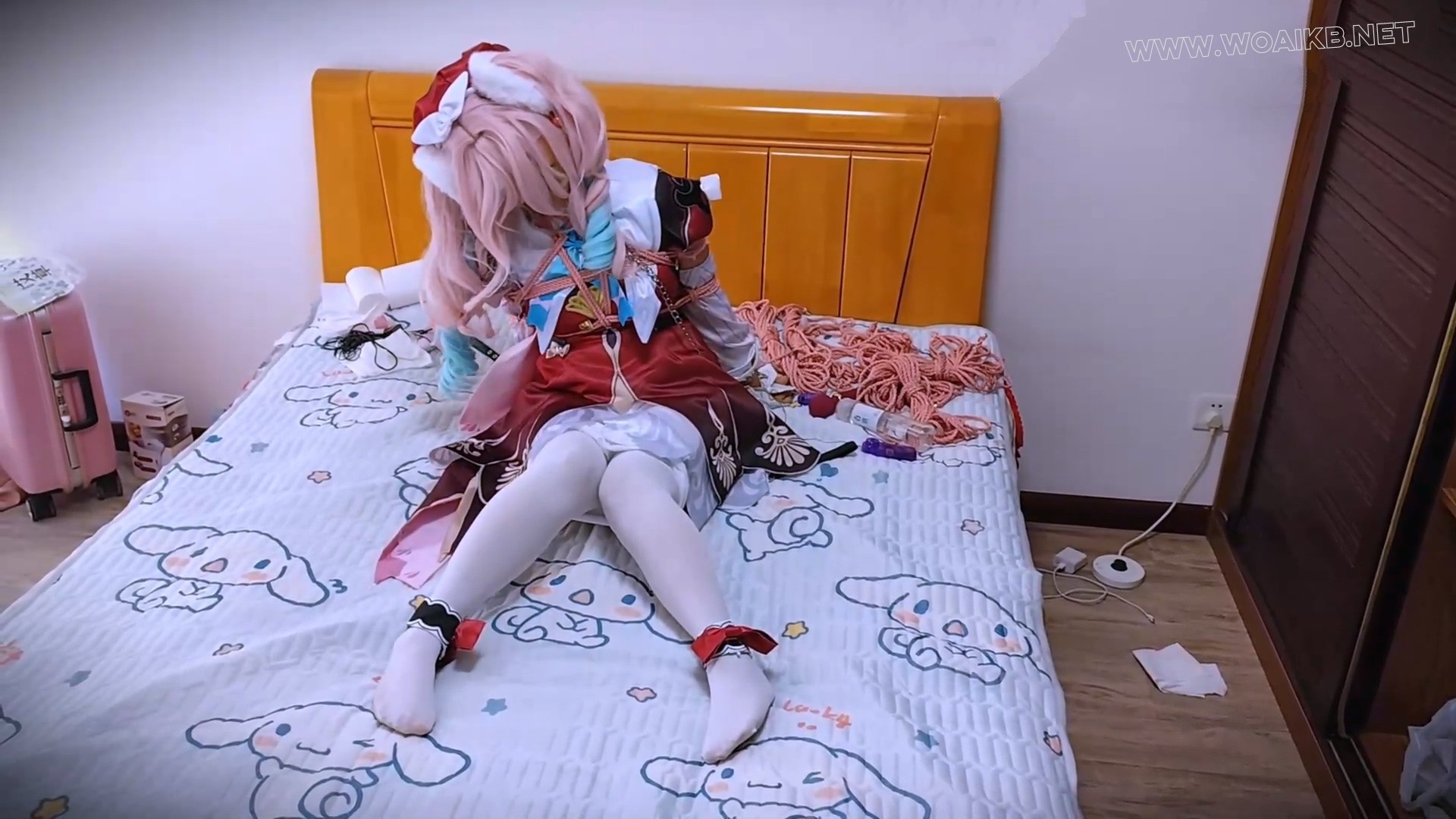 《风堇cos续集》（女孩子）被调教成小母狗的风堇小姐，会乖乖听命令做出羞耻的姿势...